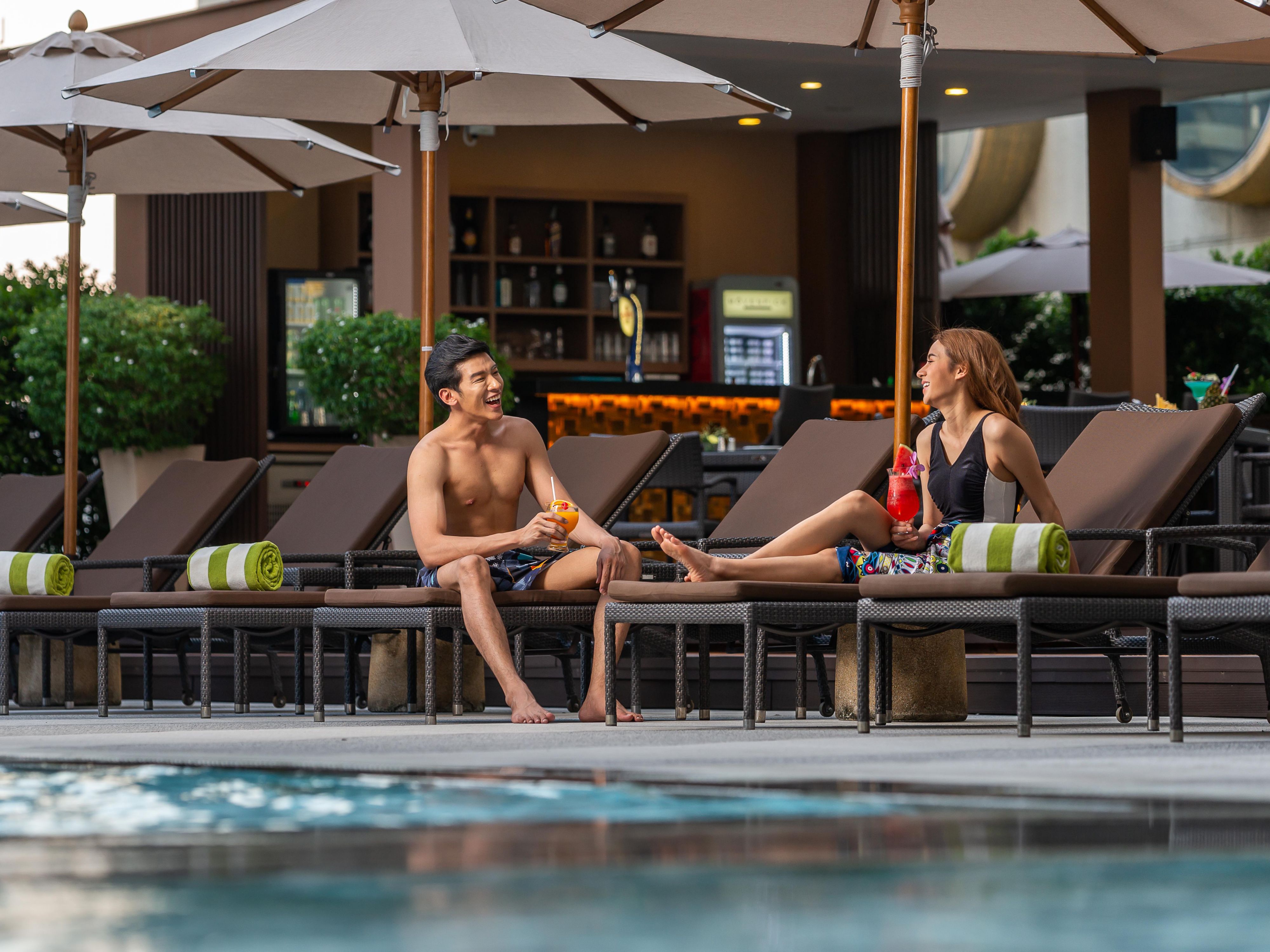 游泳池，日光浴露台和泳池甲板位于6楼，可欣赏城市景观，并享受晚间微风。 在20米长的地方，您可以选择从早晨开始清新的游泳，或者在下午躺在许多躺椅中的其中之一上晒黑，或者在日落游泳中结束一天的生活。