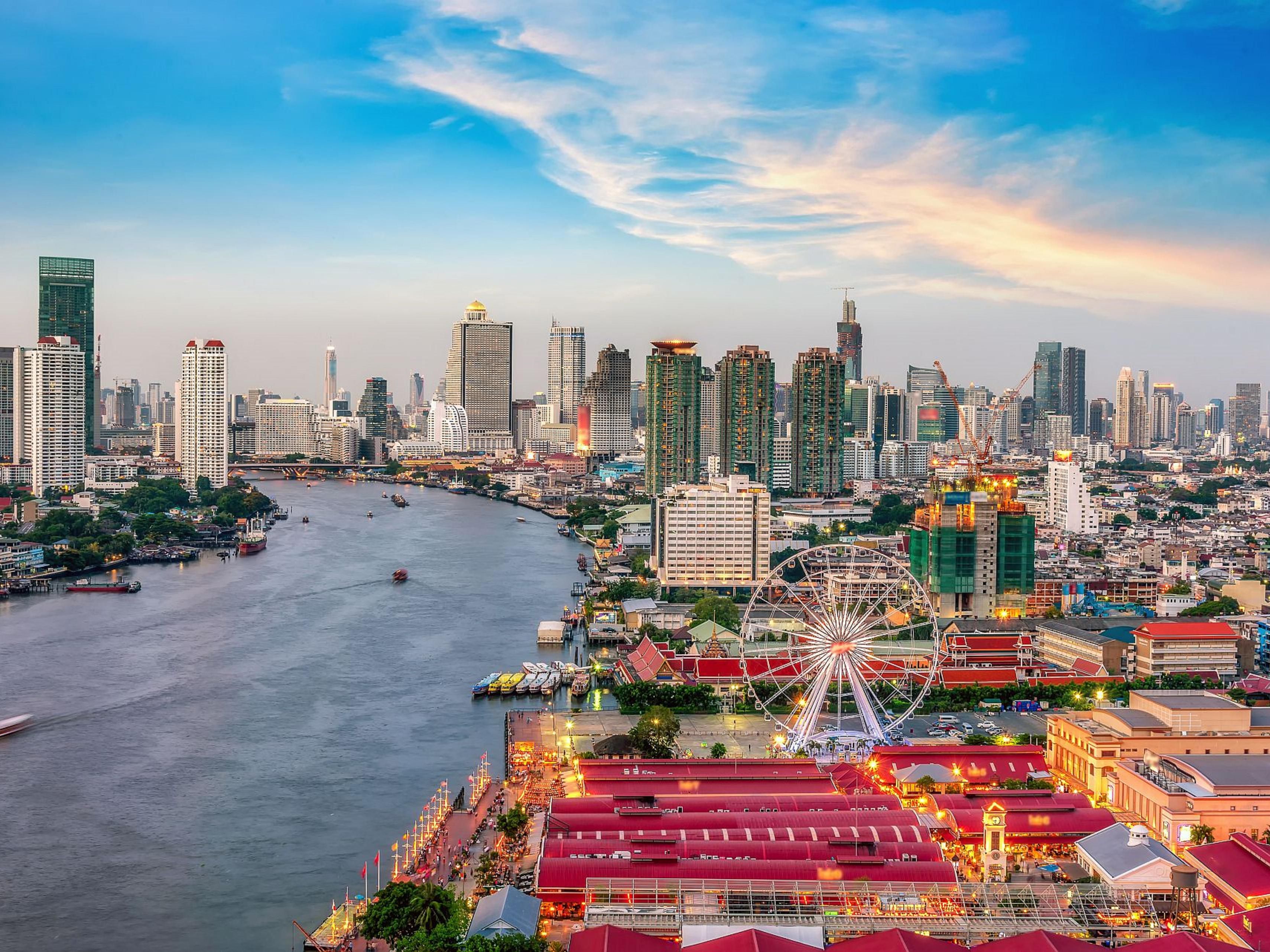 A vibrant open-air mall along the Chao Phraya River, just 20 minutes from the hotel. Enjoy scenic riverside dining, unique boutique shopping, and nightly shows in a charming warehouse setting.