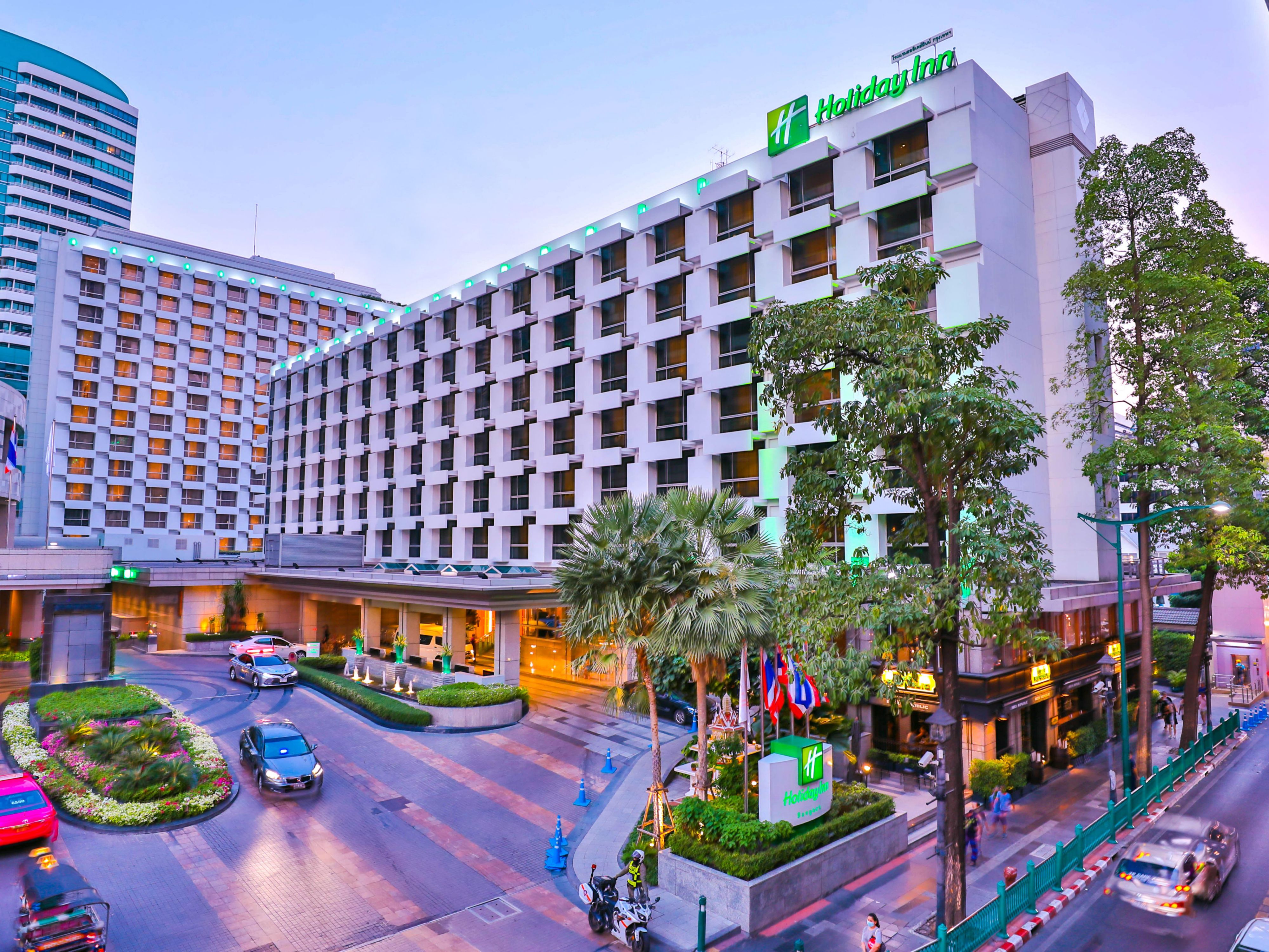 Enjoy ultimate comfort with Bangkok city views in every room and suite at Holiday Inn Bangkok. Start your day with stunning skylines and unwind in cosy surroundings, all while soaking in the vibrant energy of Bangkok from your comfortable retreat.
