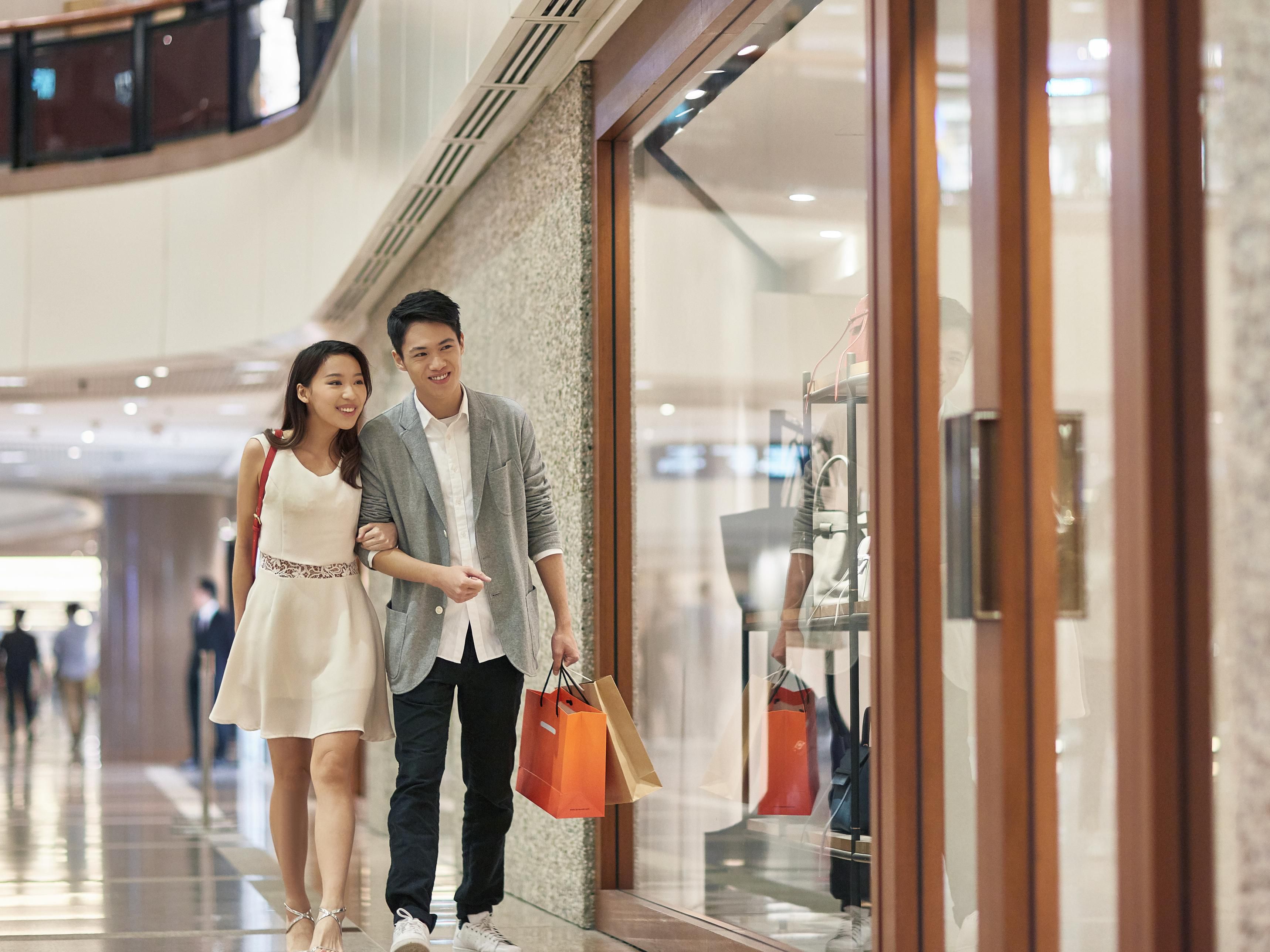 Holiday Inn Bangkok is also close to many convenient stores, making it easy for guests to pick up essentials and snacks throughout their stay.
