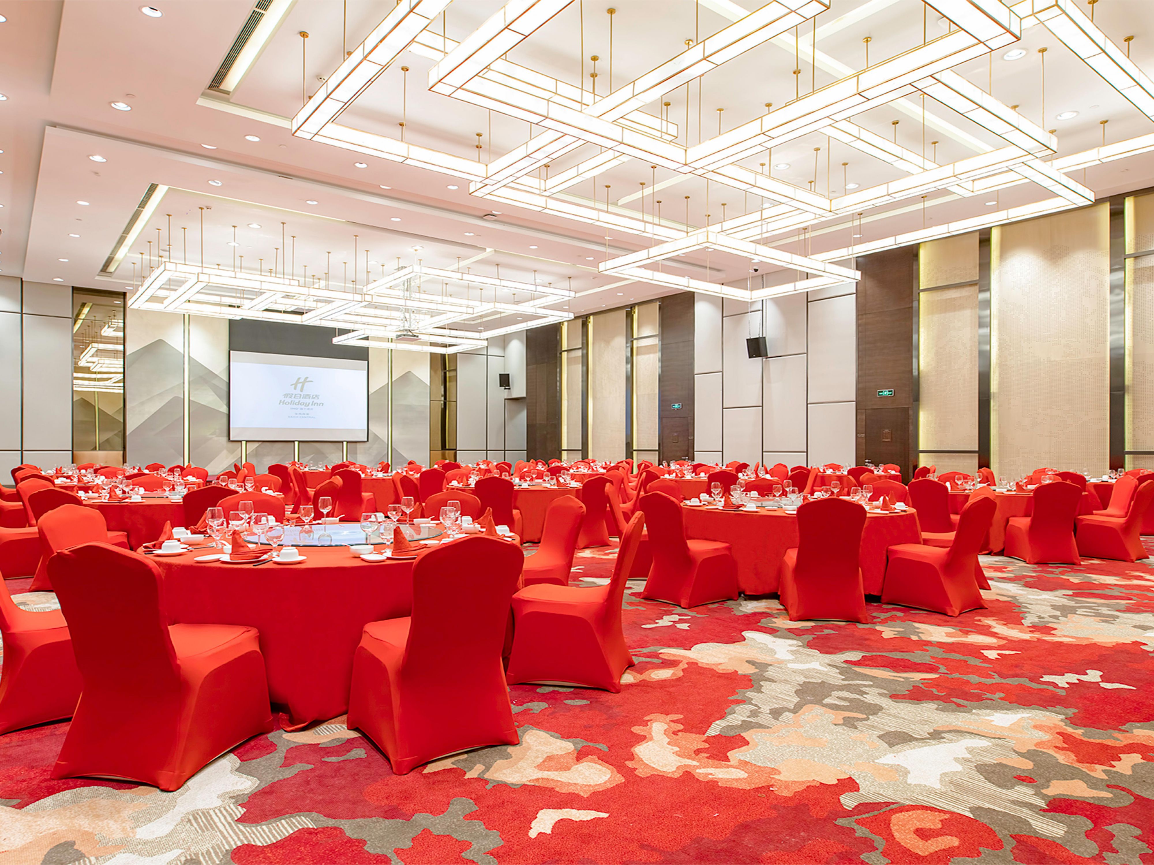 酒店拥有365平方米的海棠宴会厅，配备了先进的宴会和会议设施，多媒体音箱、有线及无线宽带接入、通讯设备租赁、以及全程宴会及会议策划，是您举办各类会议、婚礼、宴会的理想所在。