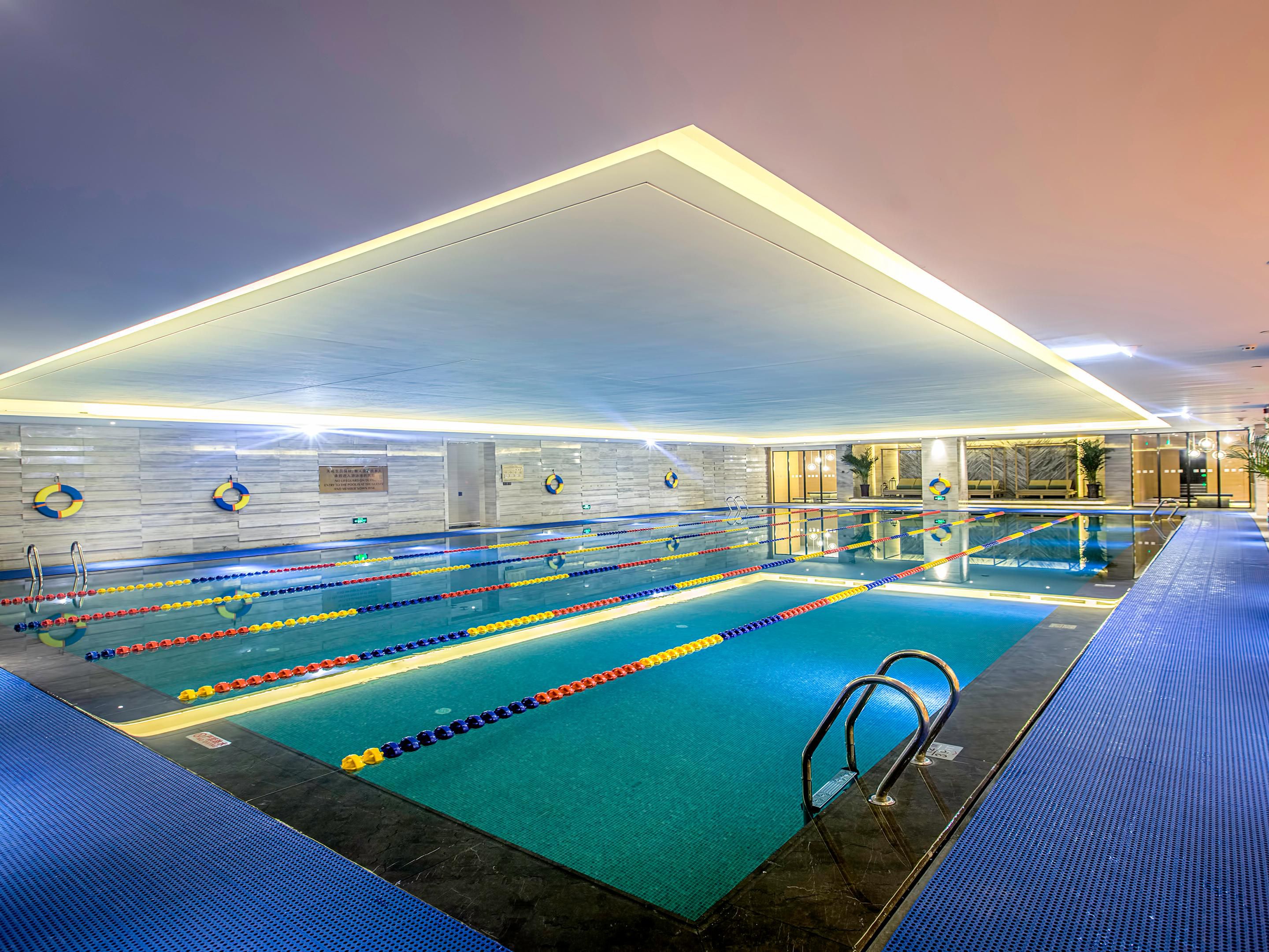 宝鸡海棠假日酒店健身中心，致力于为商旅客人和会员提供专业齐全的健身、休闲、娱乐设施和服务享受，拥有近800平米的健身中心，600平米的室内恒温泳池，180平米的瑜伽房，配有汗蒸、湿蒸房等休闲娱乐设施，让您尽情放松自我，享受精致人生。