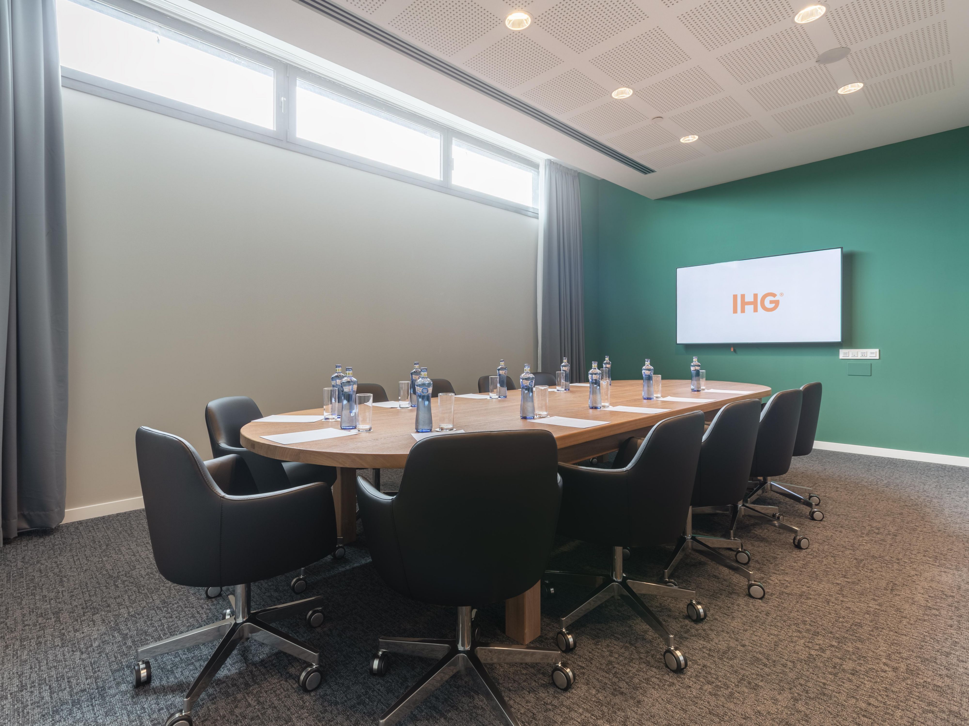 The Holiday Inn Barcelona-Sant Cugat offers you 250 
m² conference and meeting area, which is devided in 3 Boardrooms and 3 bigger meeting rooms which you can open to one. For outdoorevents you can use our restaurant exterior teracce or enjoy cocktails and events
on the rooftop terrace.