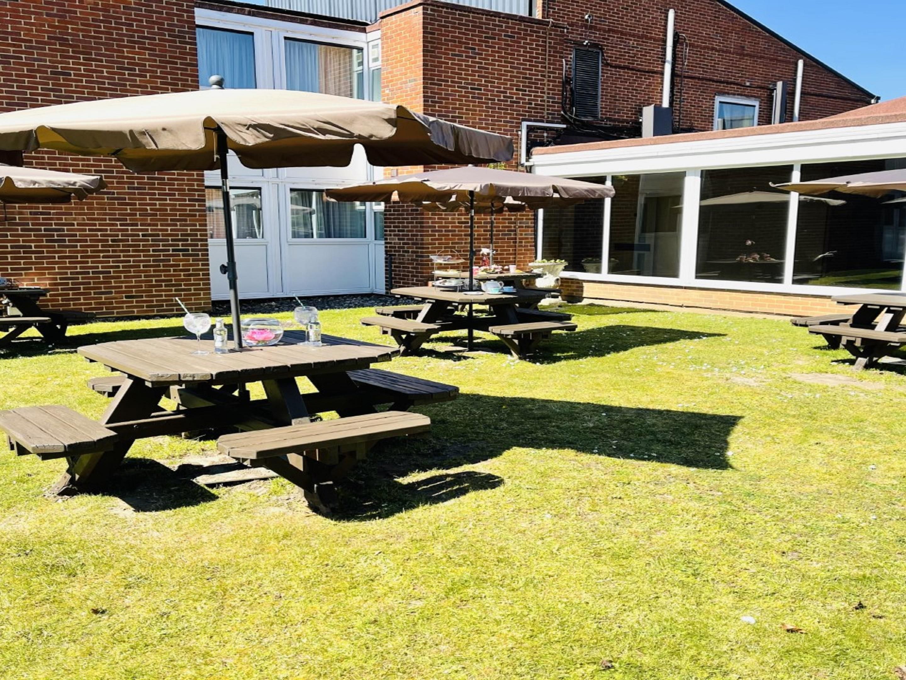 Enjoy dining al-fresco in our cozy outdoor courtyard, perfect for sipping cocktails in the sunshine, or enjoying seasonal fine dining from the hotel’s restaurant.