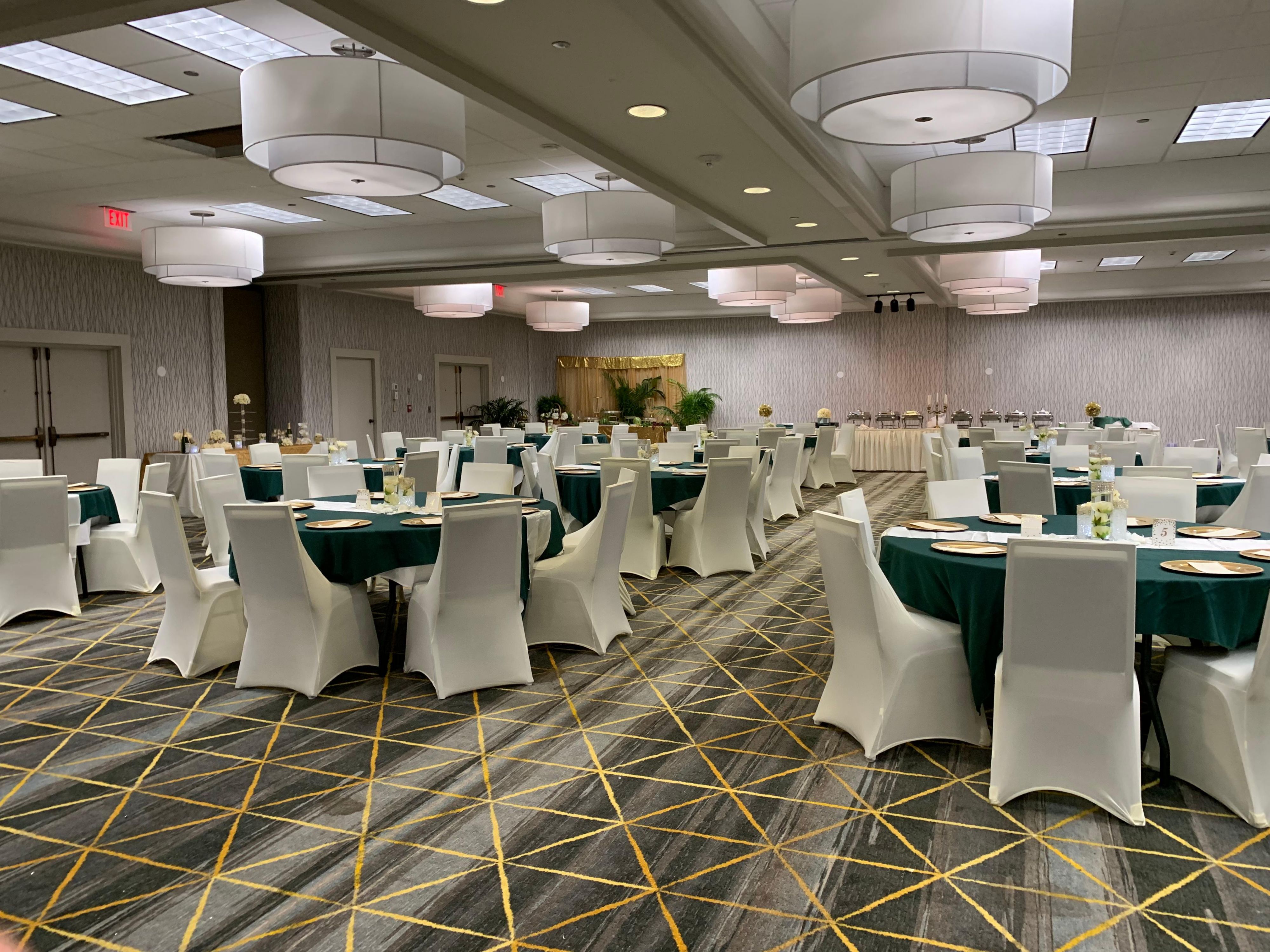 Planning your next event is easy with our versatile meeting & event facilities. Our Baton Rouge hotel offers nine distinct event spaces, perfect for meetings, receptions, and more. Our largest space can accommodate up to 500 people, ensuring we have the perfect venue for any size gathering.