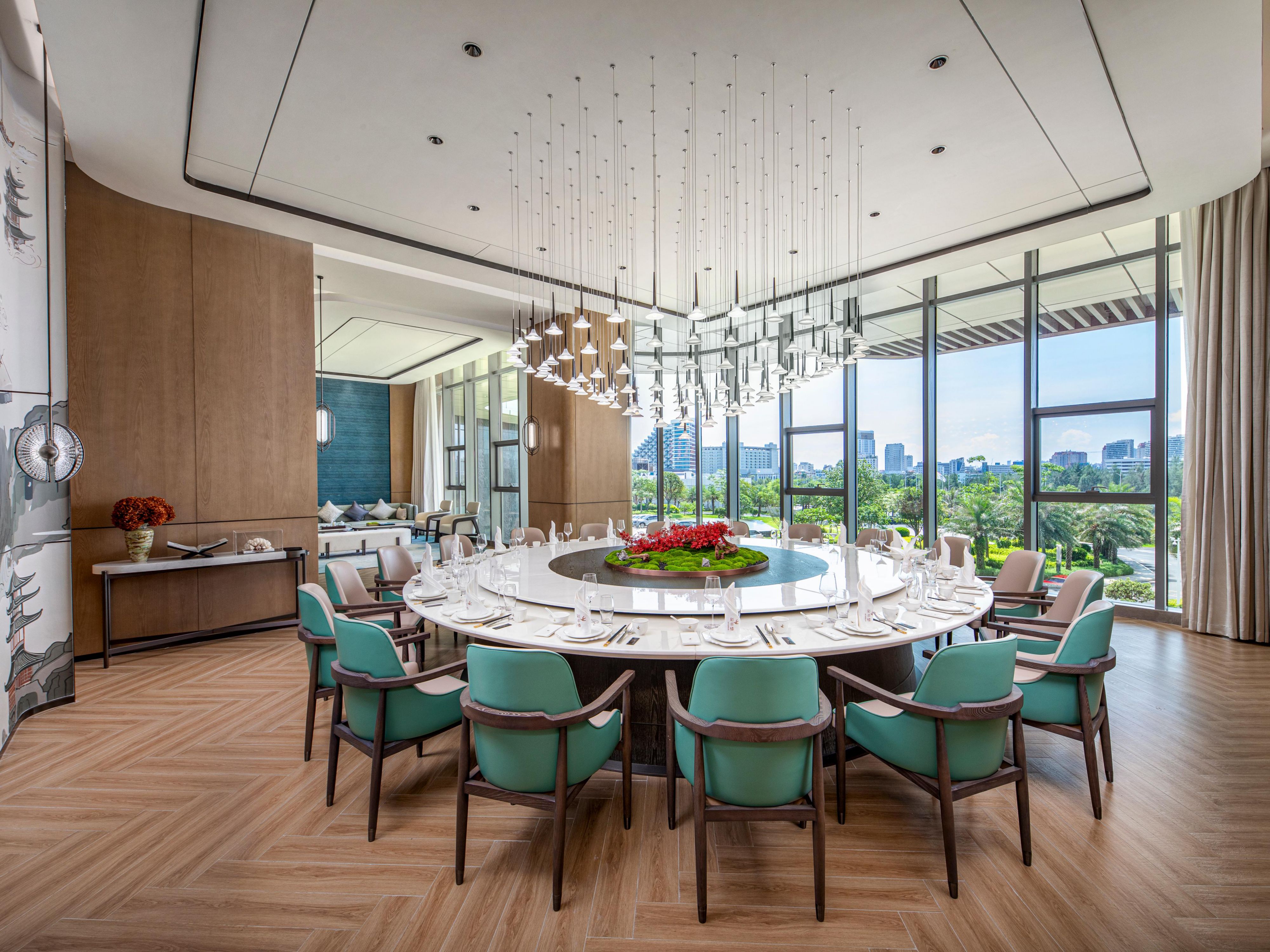 位于酒店2层，餐厅内设223个座位，主营精致粤菜、北海特色菜，10间不同规格的包房满足各式商务宴请或亲朋好友的聚会。