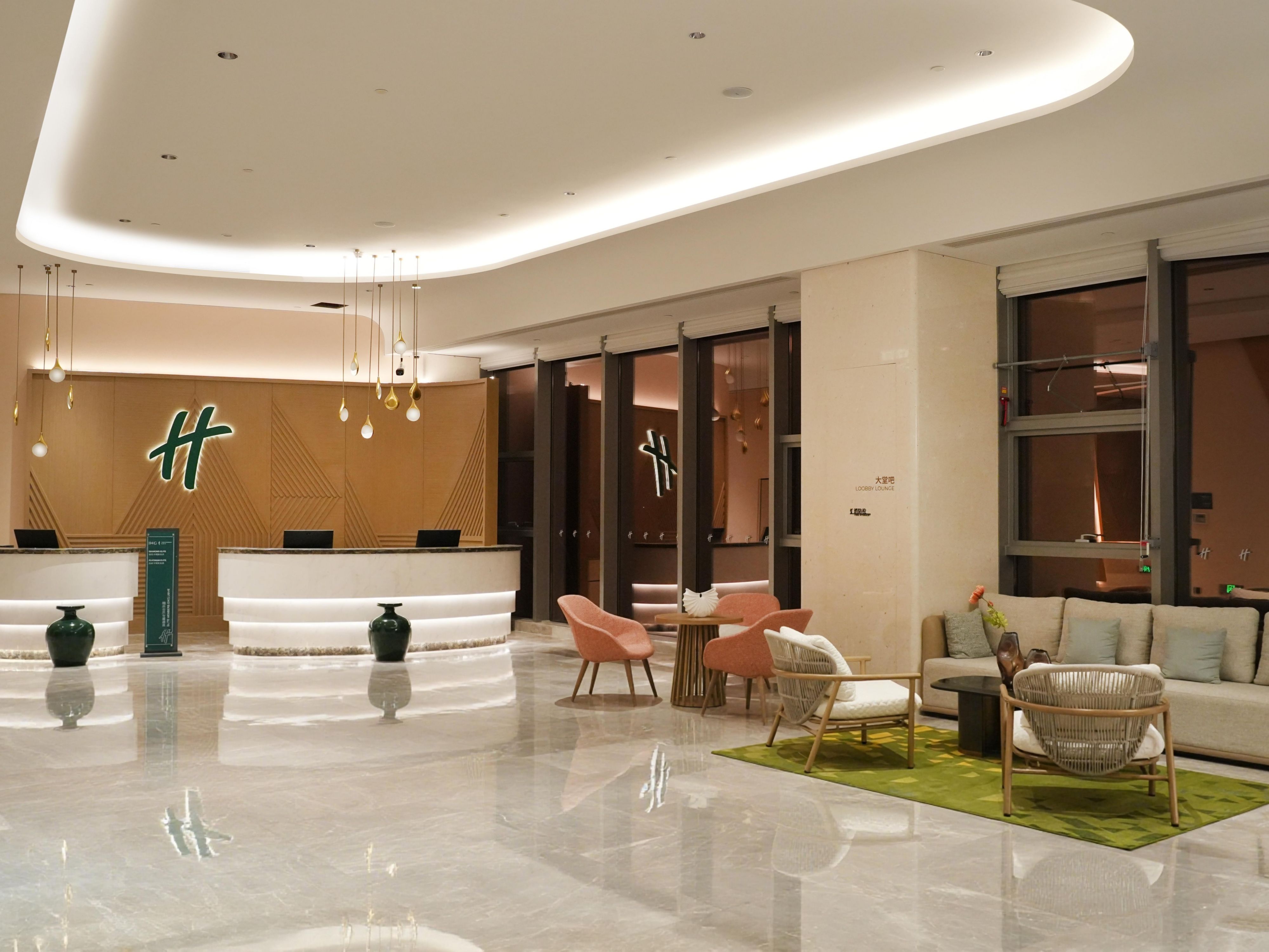 酒店拥有3200㎡的室内外会议灵动空间，1200㎡无柱宴会厅，3间不同大小的多功能会议室，1300㎡户外草坪，配备现代视听设备及辅助设施,专业的会务服务团队致力于为您及您的宾客打造一个成功的会务、团建、宴会活动等体验。