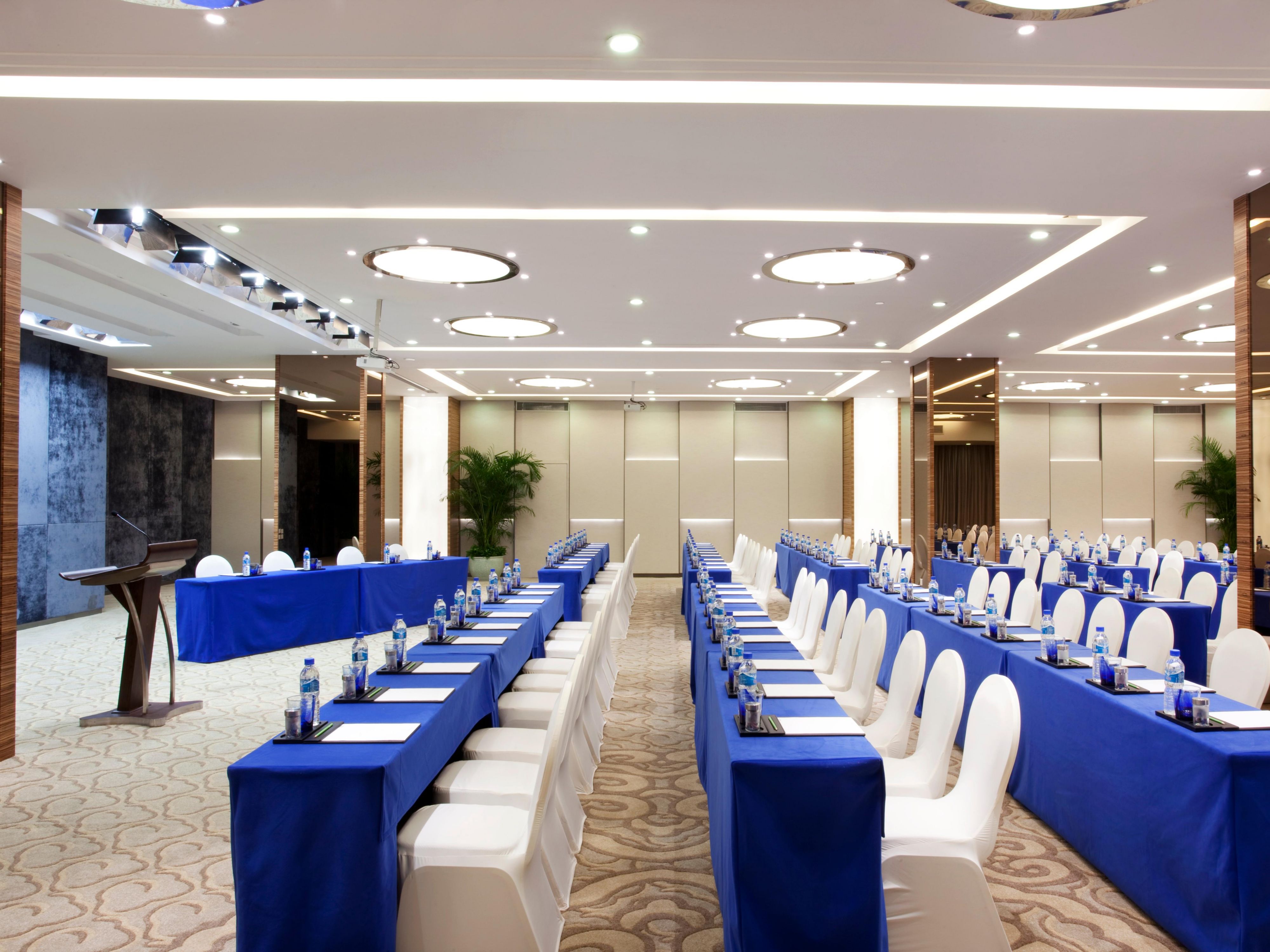 酒店共有5个自然采光的多功能厅及会议室，可承接各类型会议活动与宴会婚宴，现代化的灯光，多功能视听设备以及高速无线上网服务，确保您的活动高效有序的推进。专业的宴会团队为您提供方便快捷的服务，让您的活动尽善尽美。