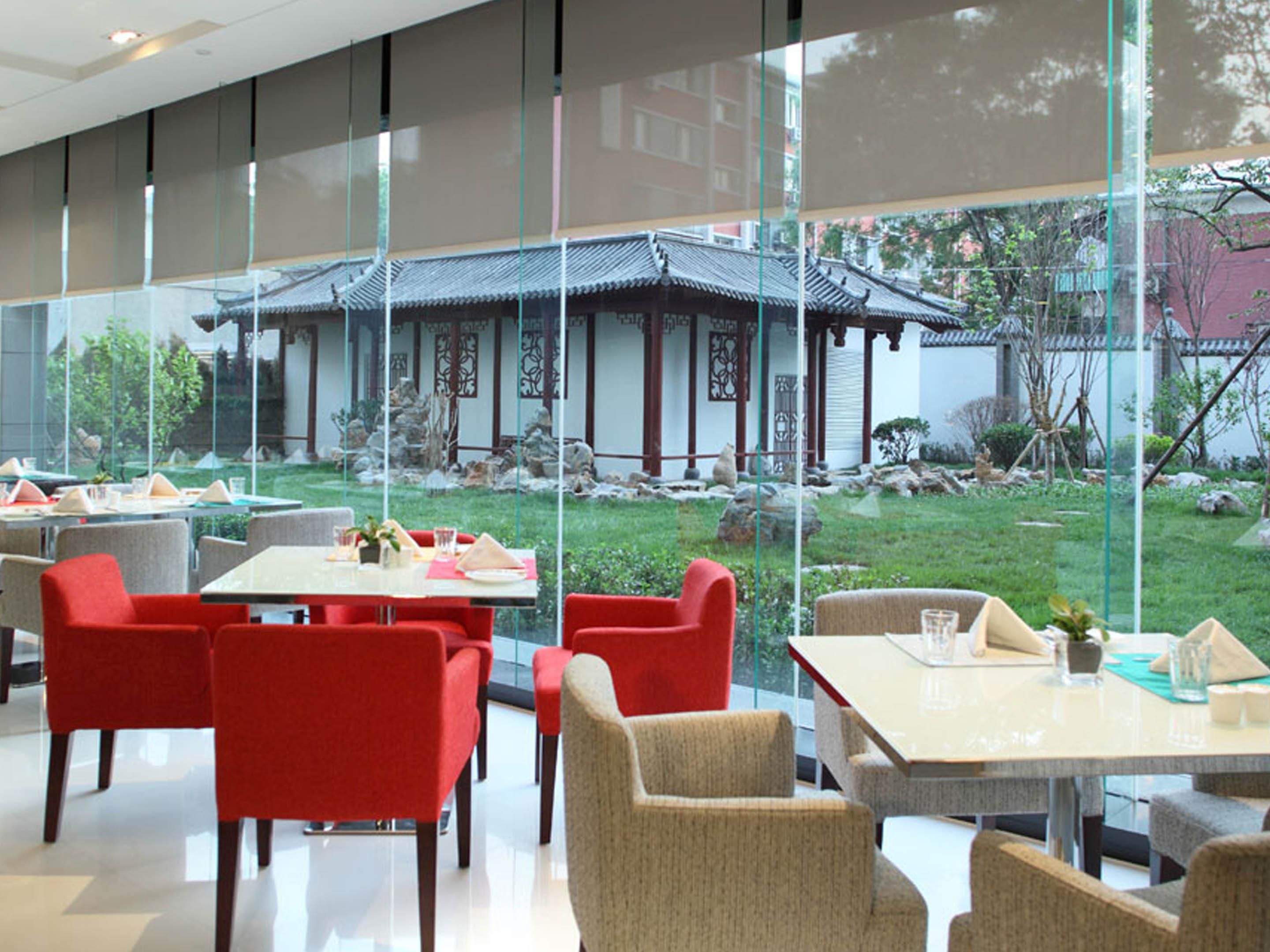 位于酒店一层的画廊咖啡厅，供应品种繁多的经典中西式自助早餐，让您在晨光熹微间唤醒味蕾； 午餐和晚餐时段精心
打造琳琅满目的零点菜单及应季美食套餐活动，让每一次品味都尽显独特与新鲜。
您还可以选择在明亮雅致的室内用餐区悠享午后闲暇，欣赏户外小花园美丽风景，品味精致可口的下午茶点，醇香四溢
的现磨咖啡，中式传统的茗茶，或小酌一杯。宽敞明亮的用餐空间，赋予了每一位宾客与亲朋挚友欢聚的惬意时光。