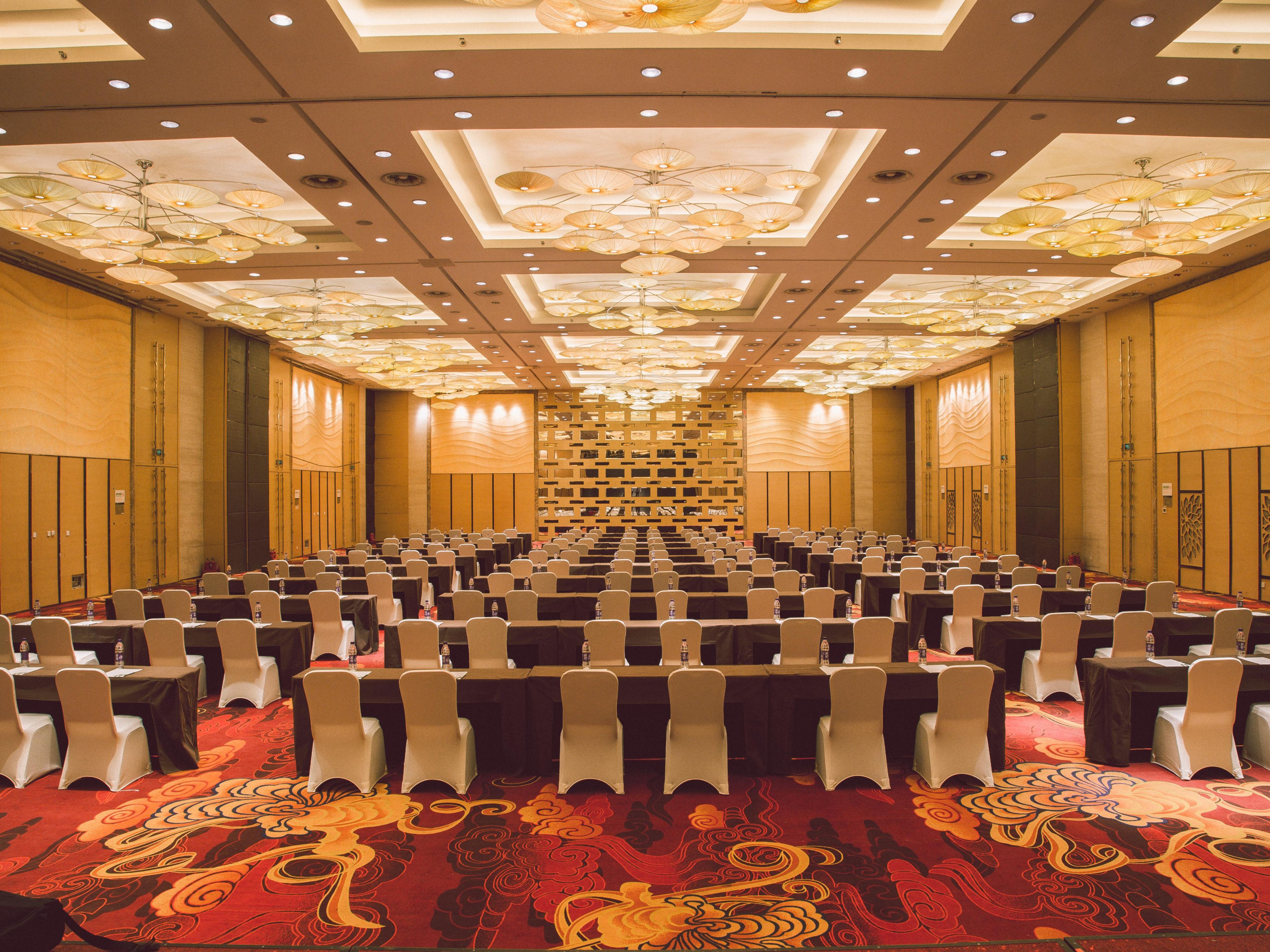 There are 3000 sqms meeting space including one 1100 sqms pillar free ballroom and other 9 meeting rooms with sizes ranging from 60 sqm to 300 sqms. Suits different types of meetings. Suits different types of company meetings, trainings, press conferences, annual party and wedding feasts.