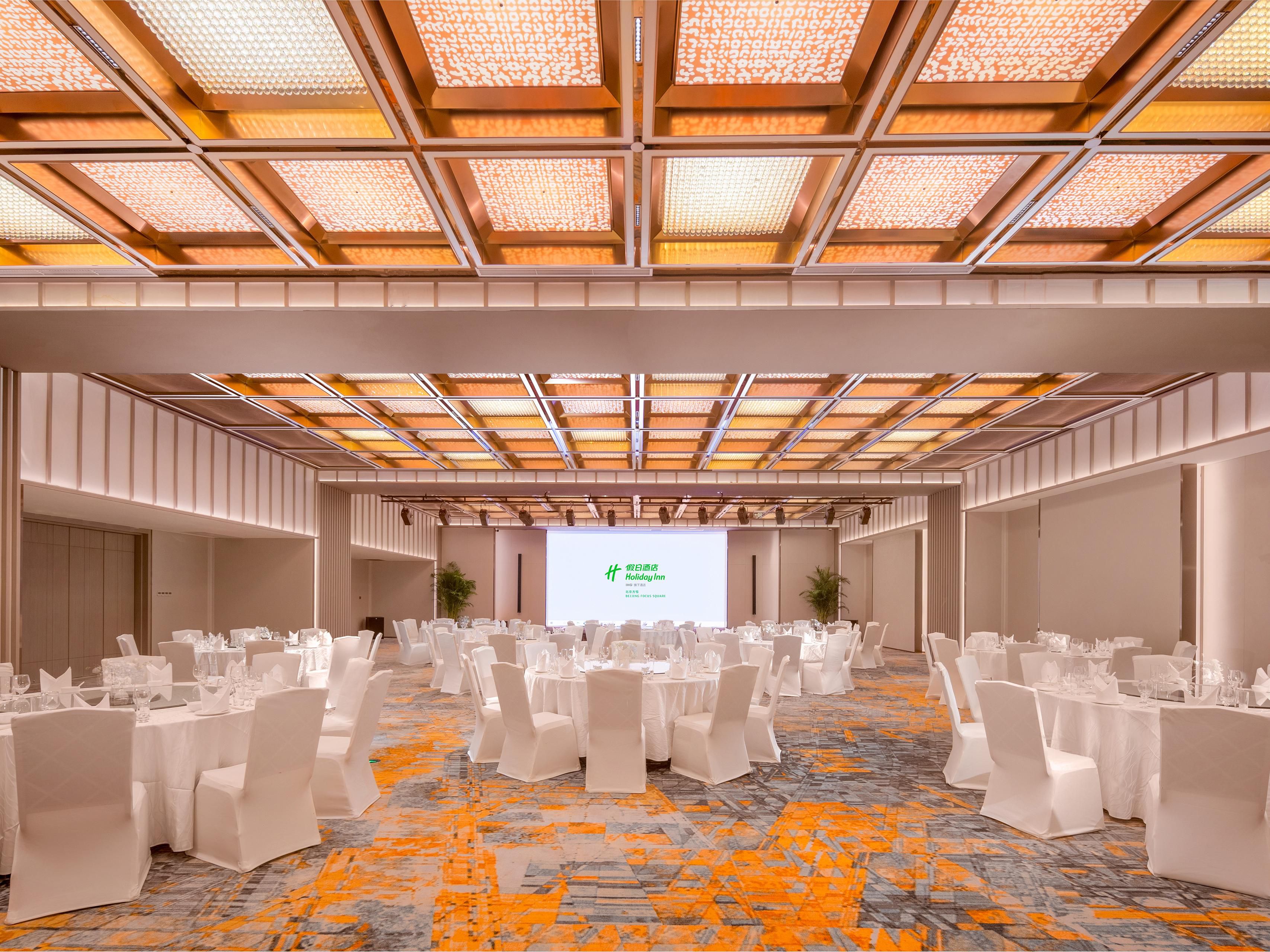 Holiday Inn Beijing Focus Square offers an unparalleled experience for your team and customers with a professional, delicate and sincere service.
420 sqm Ballroom, 40-130 sqm function rooms, meticulous service, unique creativity, exquisite cuisine, one-stop communication, so it is the nice choice for annual meeting, annual party and festival feast.
