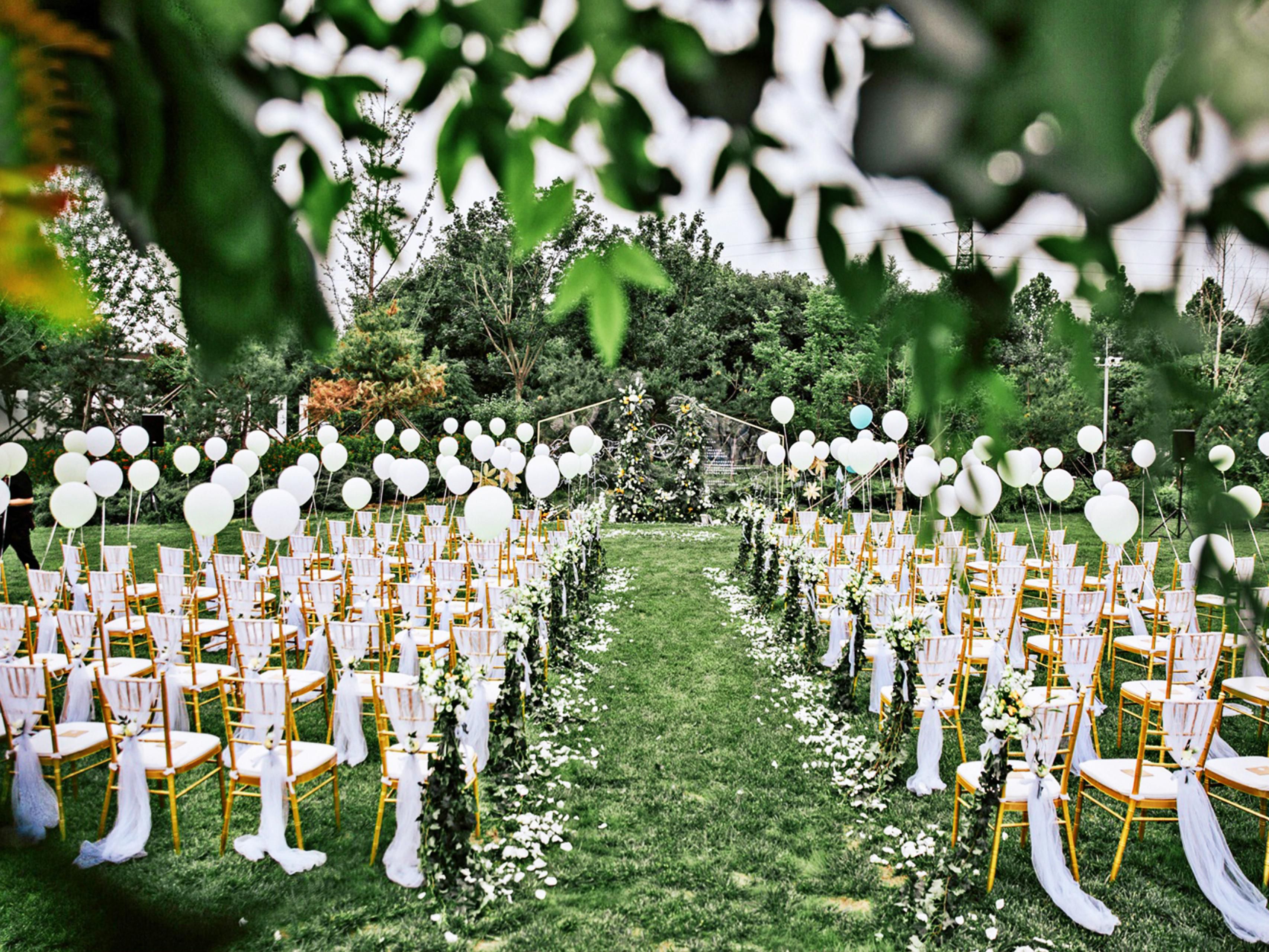 The upgraded over 8,000 sqms of LE JARDIN D' AMOUR wedding lawn, design combined with the original garden landscape of hotel. Hold a wedding at outdoor lawn with full of natural atmosphere, it will be unique and memorable.
