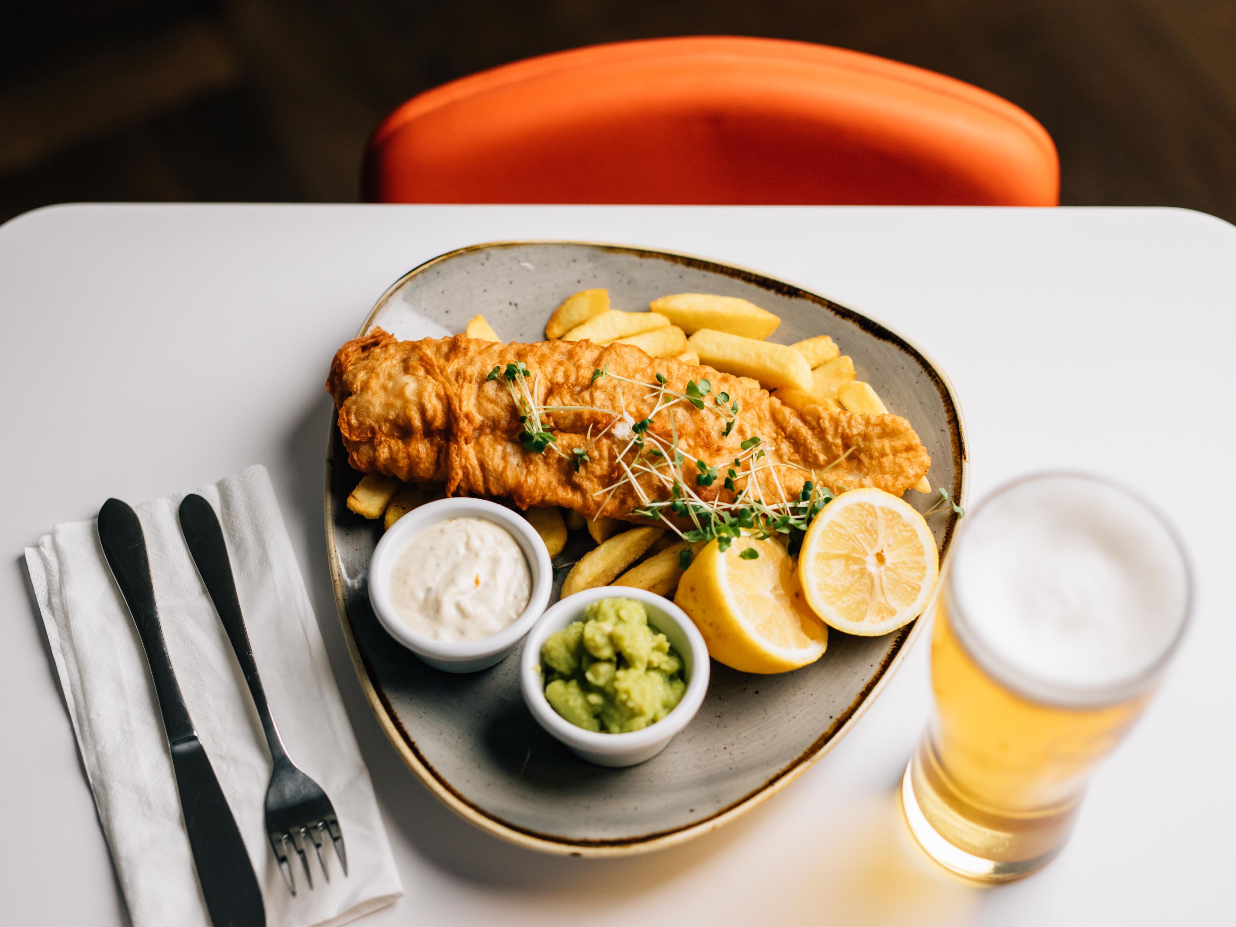 Wake up to a delicious Irish breakfast in our restaurant with an extensive continental section, fresh fruit & juice, tea & coffee. Our all-day menu features favourites, to a full dining selection. Our lobby bar is open until 10:30pm each night & we offer 24-hour room service for food & until 10:30pm for alcoholic drinks.