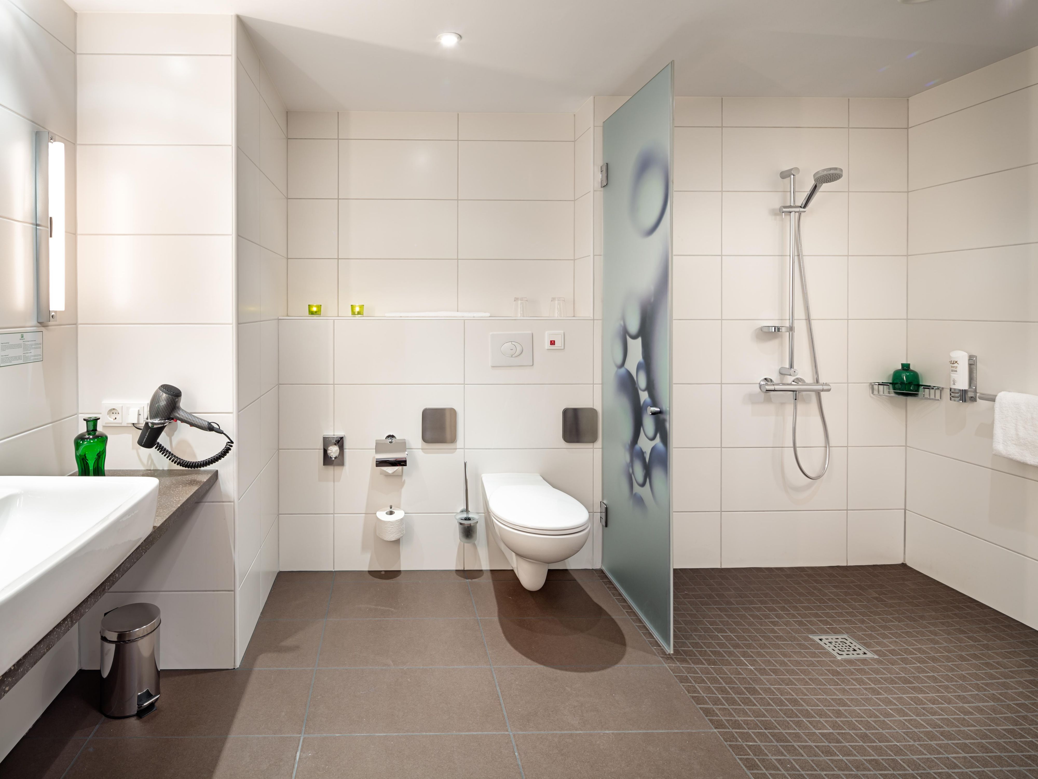 Bathroom with shower, King - Deluxe