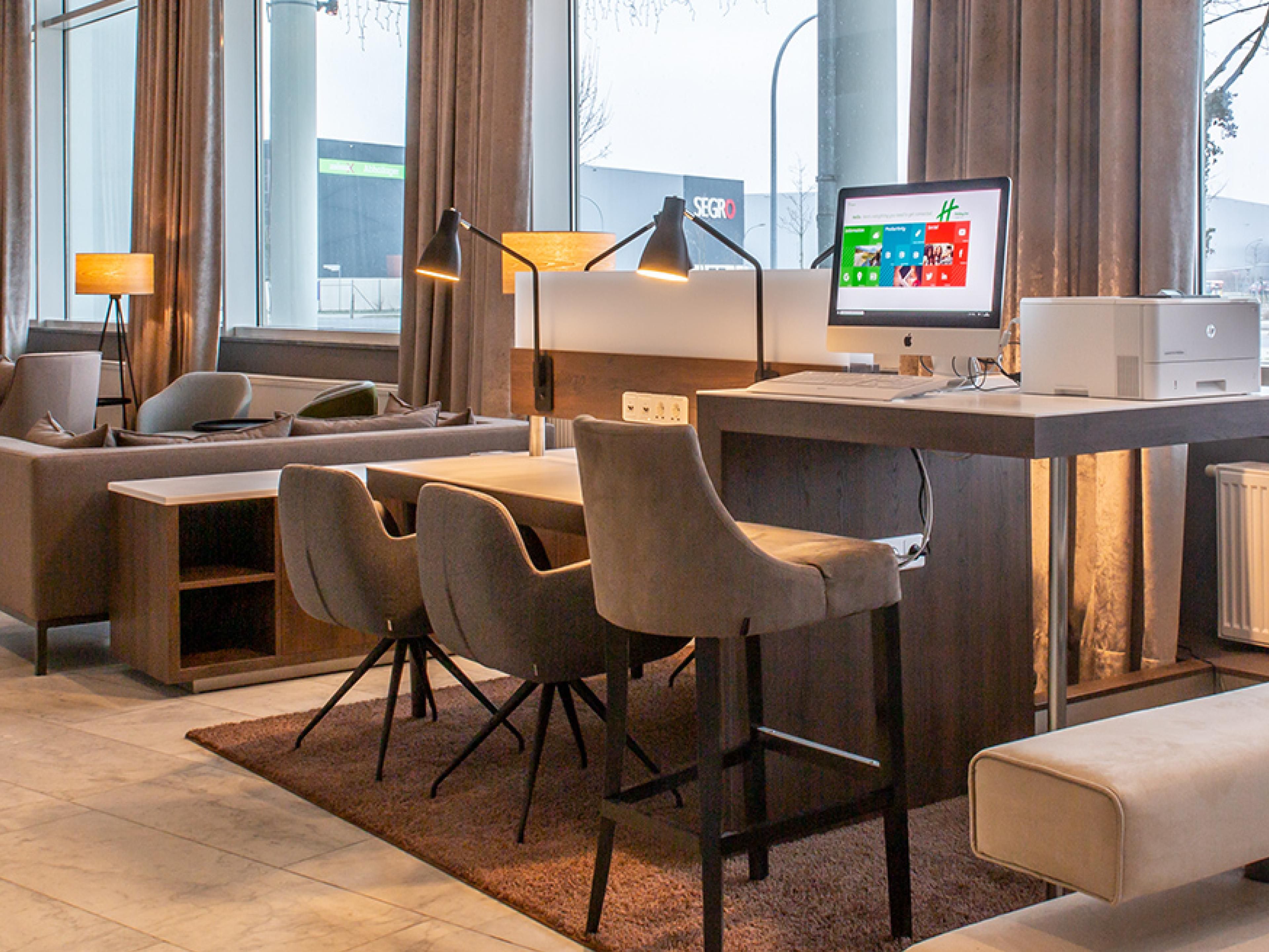 Our glass fibre Internet access with a high-speed connection of 100 Gbps guarantees fast and reliable access all over the hotel. 
Of course, our guests have free access to Wi-Fi.