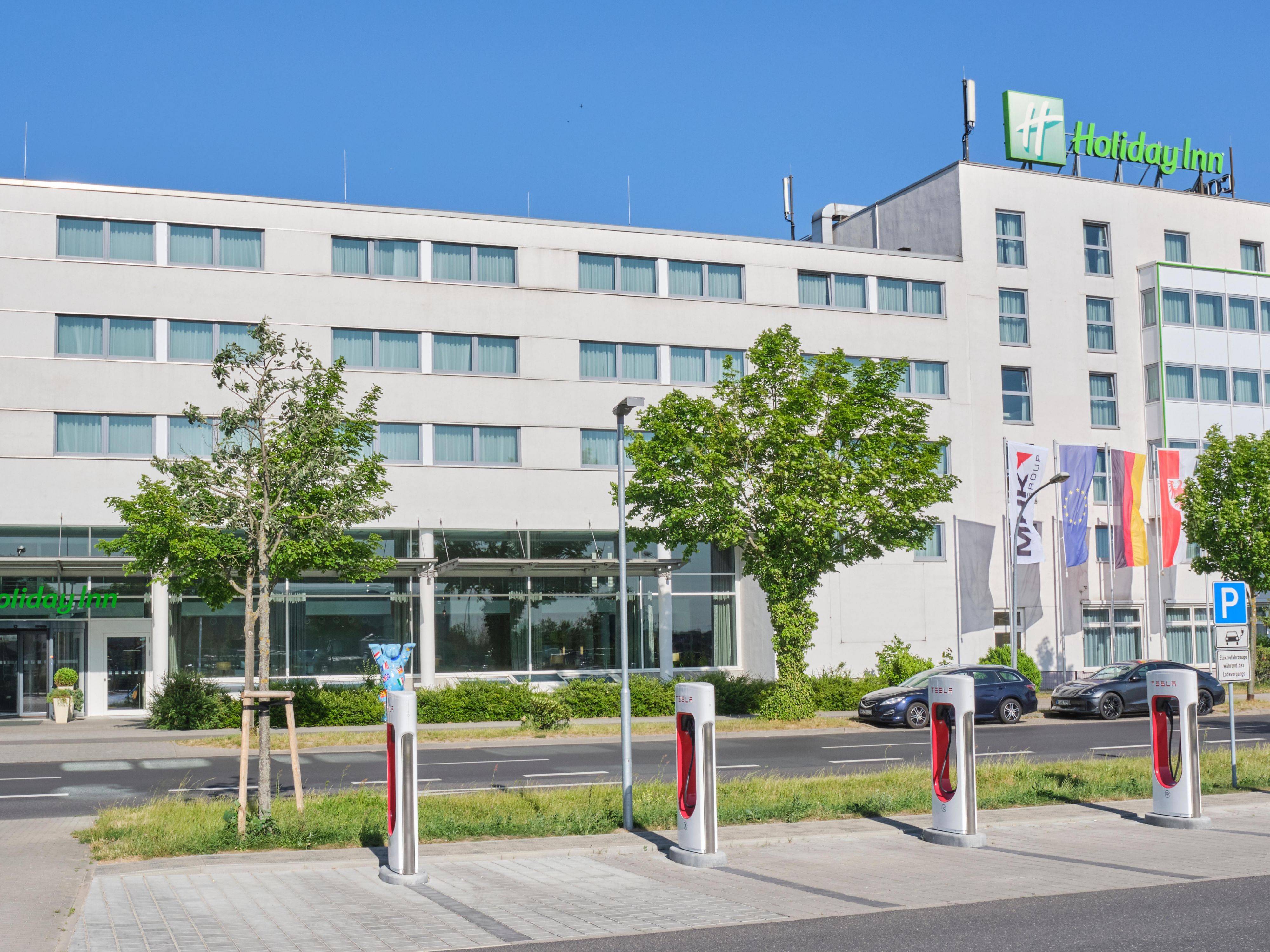 16 TESLA Supercharger in front of the hotel