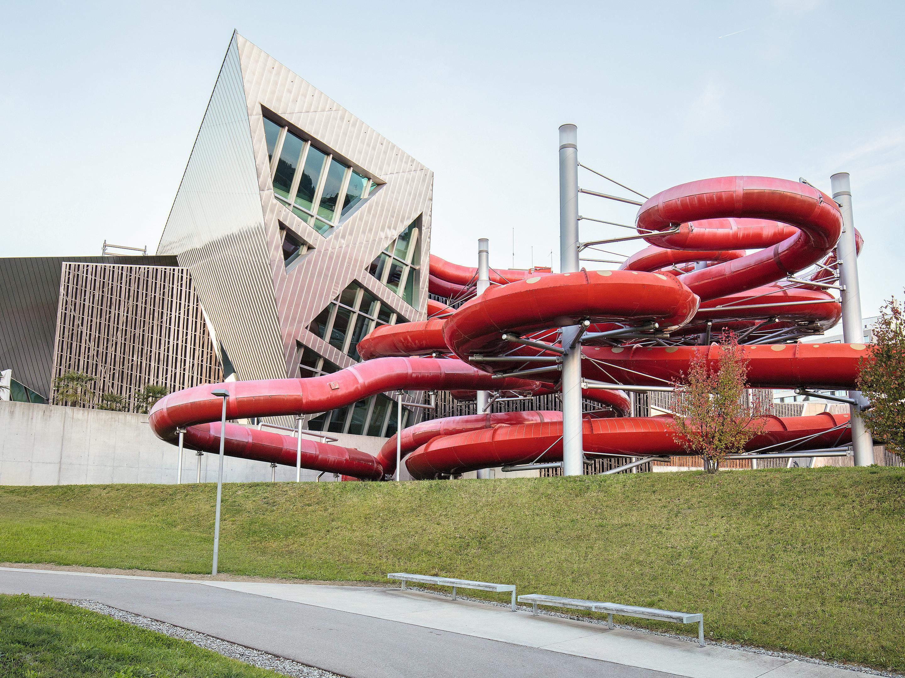 Work hard, play hard. Or you could play hard and then work hard. No matter the order, we all know that one needs downtime to be productive. With our Bleisure Meetings Package, you can enjoy the best of both worlds, any time: meetings at the Holiday Inn Bern Westside and water, wellness and fitness at Bernaqua!