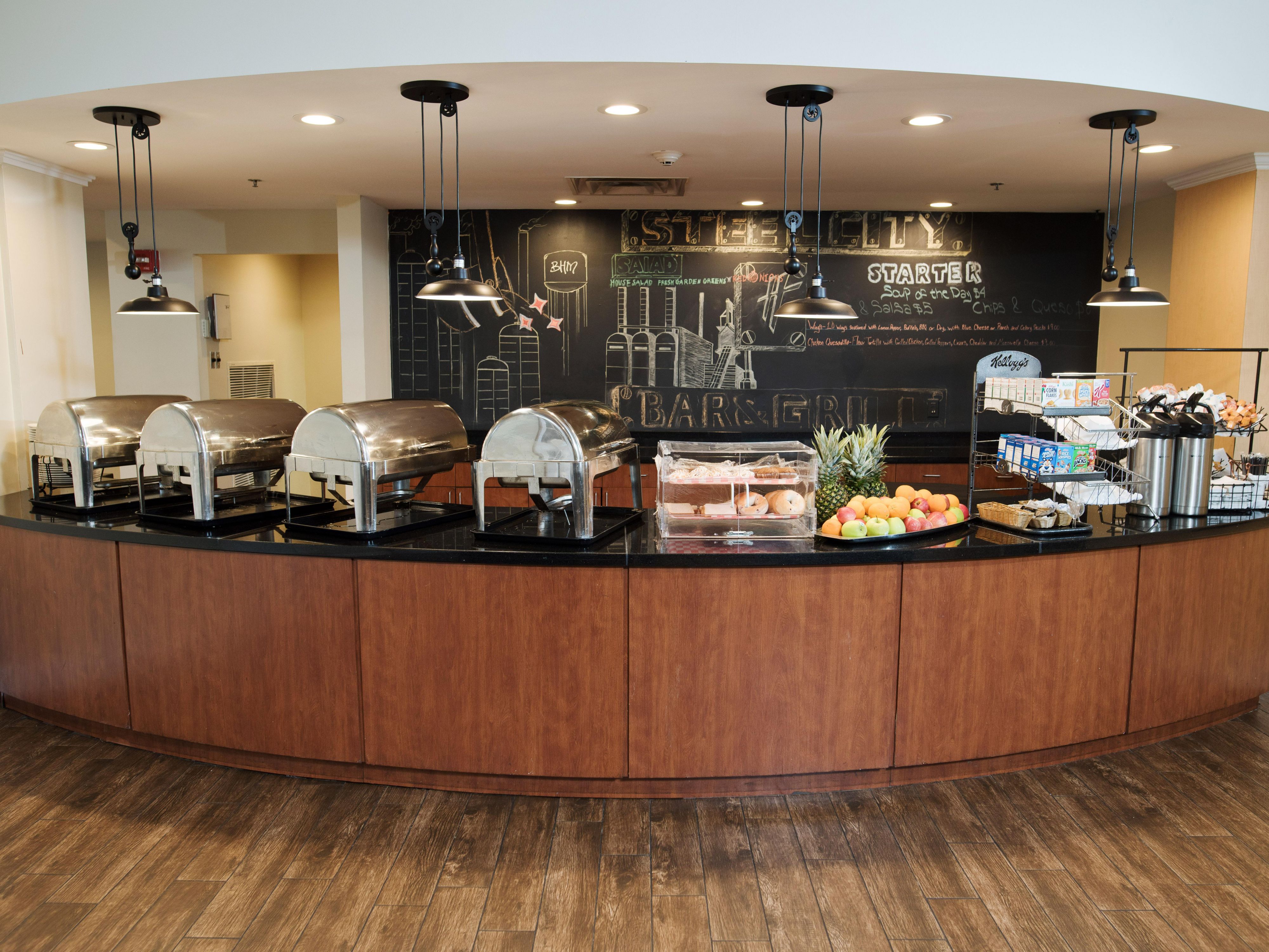 Savor delicious meals at our onsite restaurant, Steel City Bar and Grill, where kids under 12 eat free! Start each day with our freshly prepared breakfast buffet and return for mouthwatering entrées, salads, and sandwiches in the evening. Plus, enjoy happy hour and nightly drink specials.