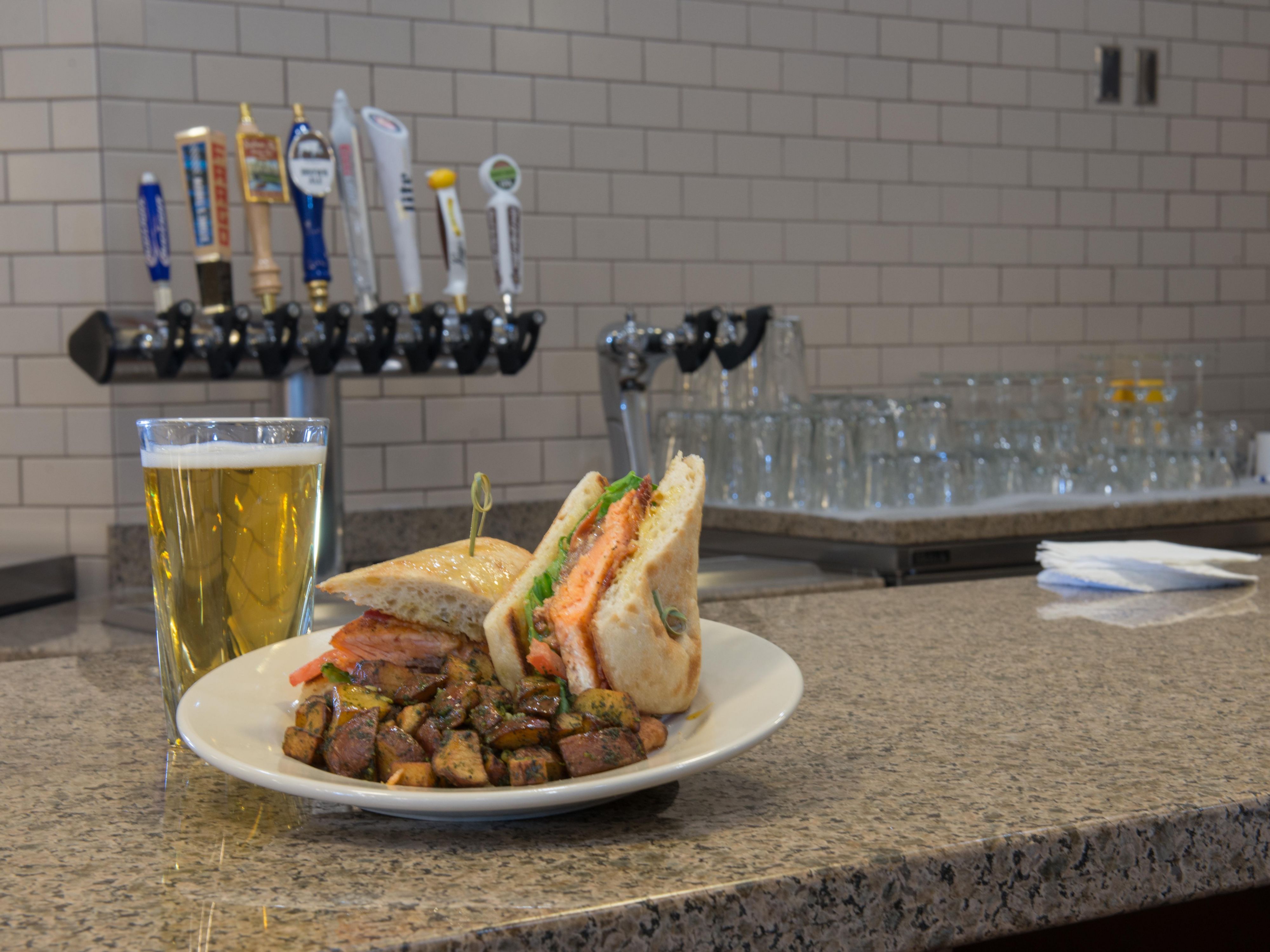 Indulge in our complete hospitality experience! Enjoy a diverse menu in our restaurant, with convenient room service. Unwind in our cozy lounge, offering draft beer and a full bar. Whether it's a workday or a family outing, savor our varied menu catering to all tastes!