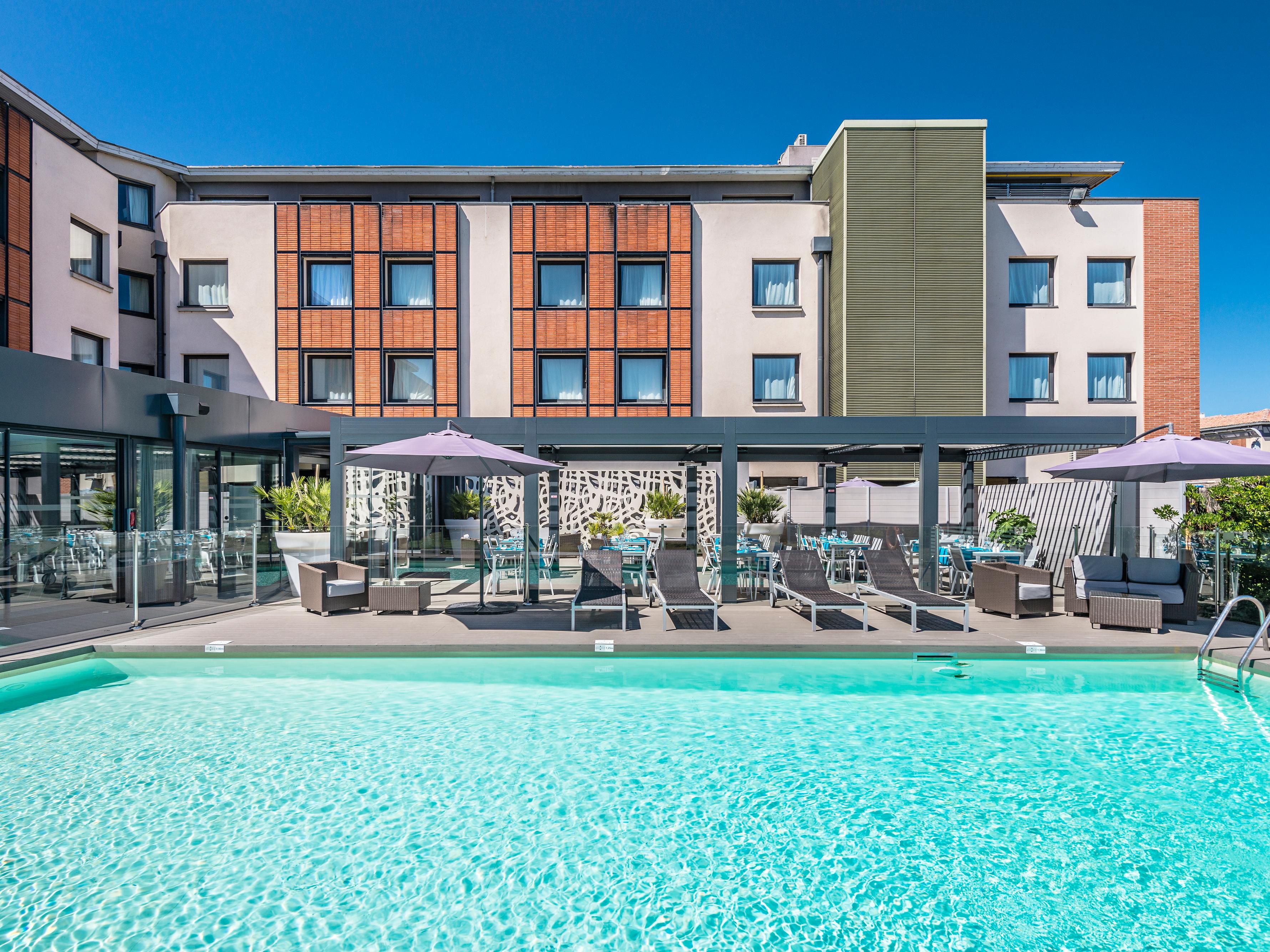 Our seasonal outdoor pool welcomes guests from May to the end of September. Come lounge on one of our deck chairs or dive in headfirst to cool off! The pool is open from 9:00 AM to 8:00 PM.