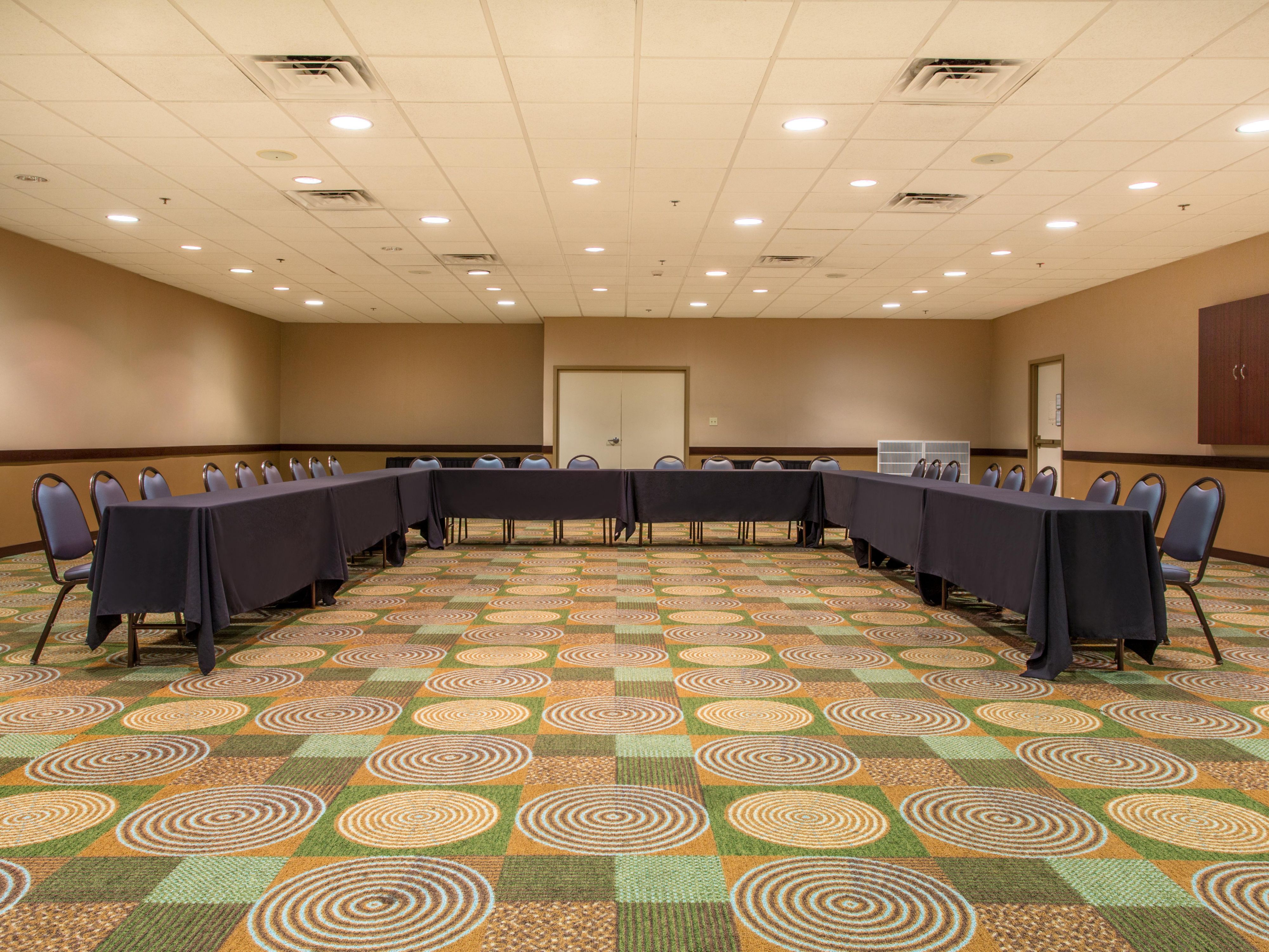 Host business meetings, conferences, and social events in our spacious 2,700 square feet Kinser-Monroe Ballroom, for up to 200 guests. This venue can be split into two spaces to suit your needs. Enjoy AV rentals, flexible catering options—including in-house or outside catering—ensuring your event is nothing short of exceptional!