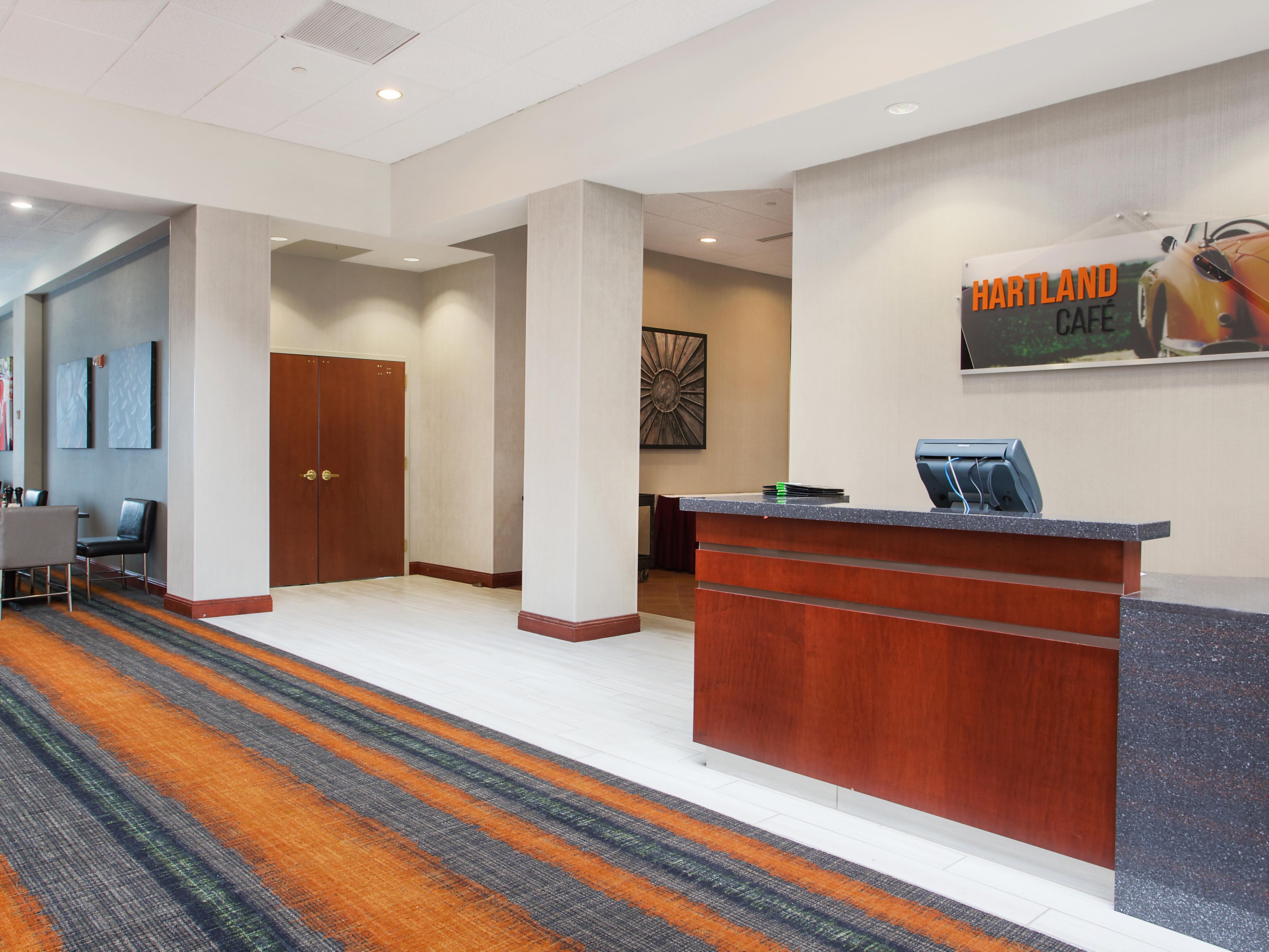 Savor American cuisine with a Kentucky twist at Hartland Café. Start your day with a breakfast buffet featuring classic favorites like omelets, pancakes, and Seattle’s Best coffee or enjoy delicious options for dinner. Unwind with a glass of wine, beer, spirits, or cocktail in our Atrium Lounge with scenic views of CrossWinds Golf Course.