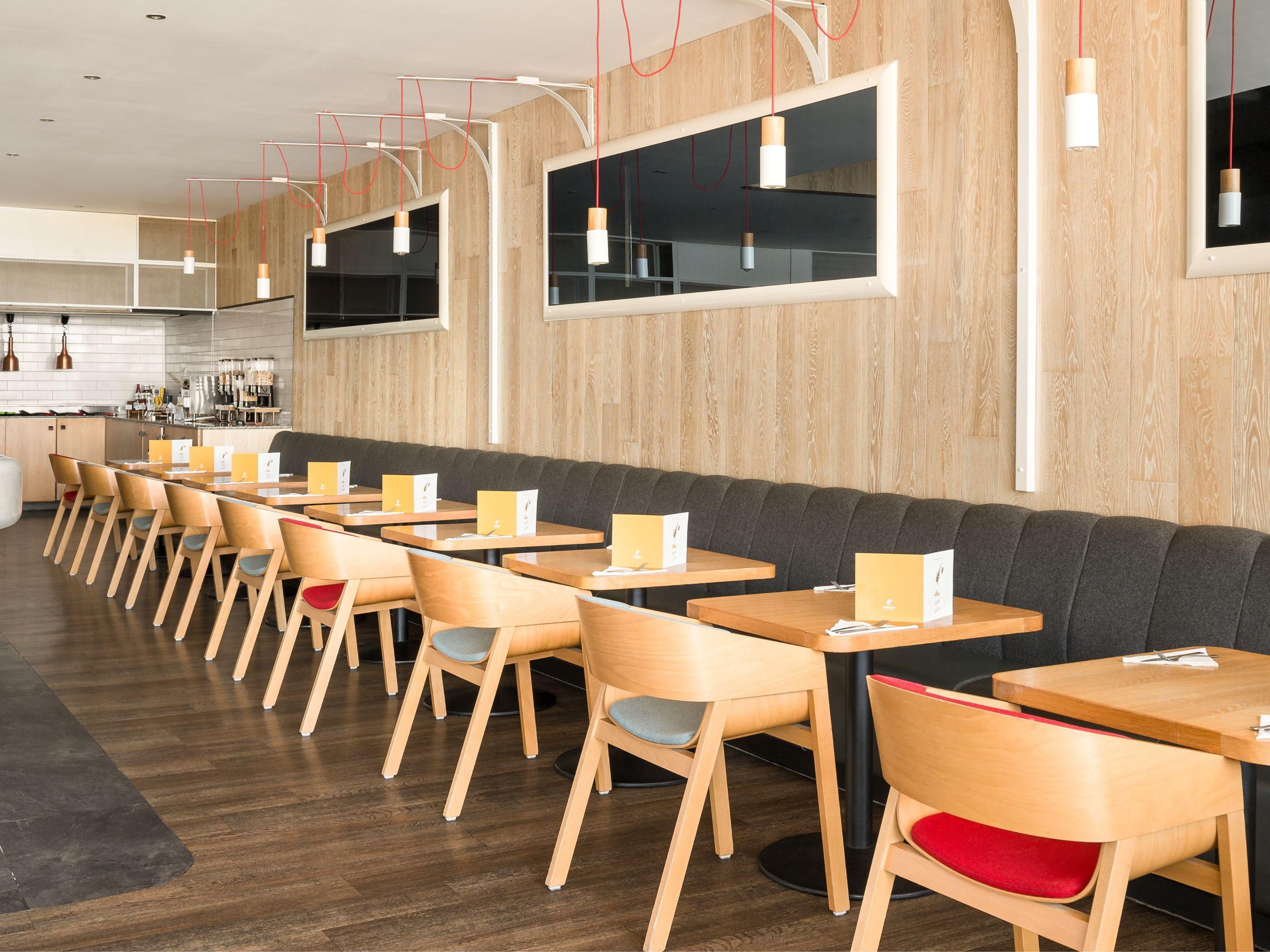 Our hotel has a range of food and drink options for our guests to enjoy. Our lounge and bar areas are open throughout the day and offer a relaxing place to grab a drink, a hearty meal or a light bite. 