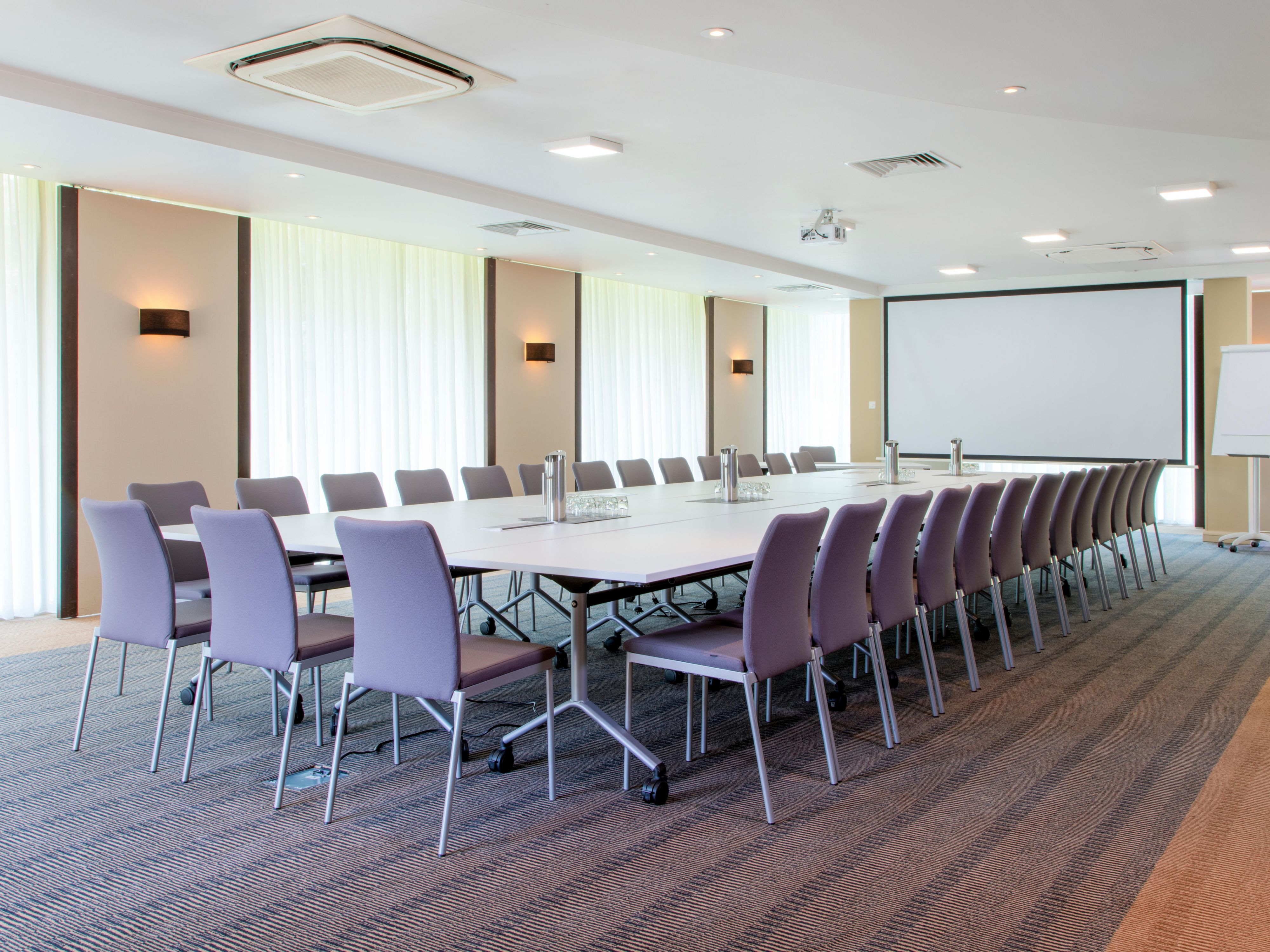 Host conferences, weddings, training and social gatherings in our dedicated Meeting & Events Academy with versatile spaces, including our banqueting room for up to 220 guests. With breakout areas, customised catering, and personalised services, we turn ordinary meetings into extraordinary events!