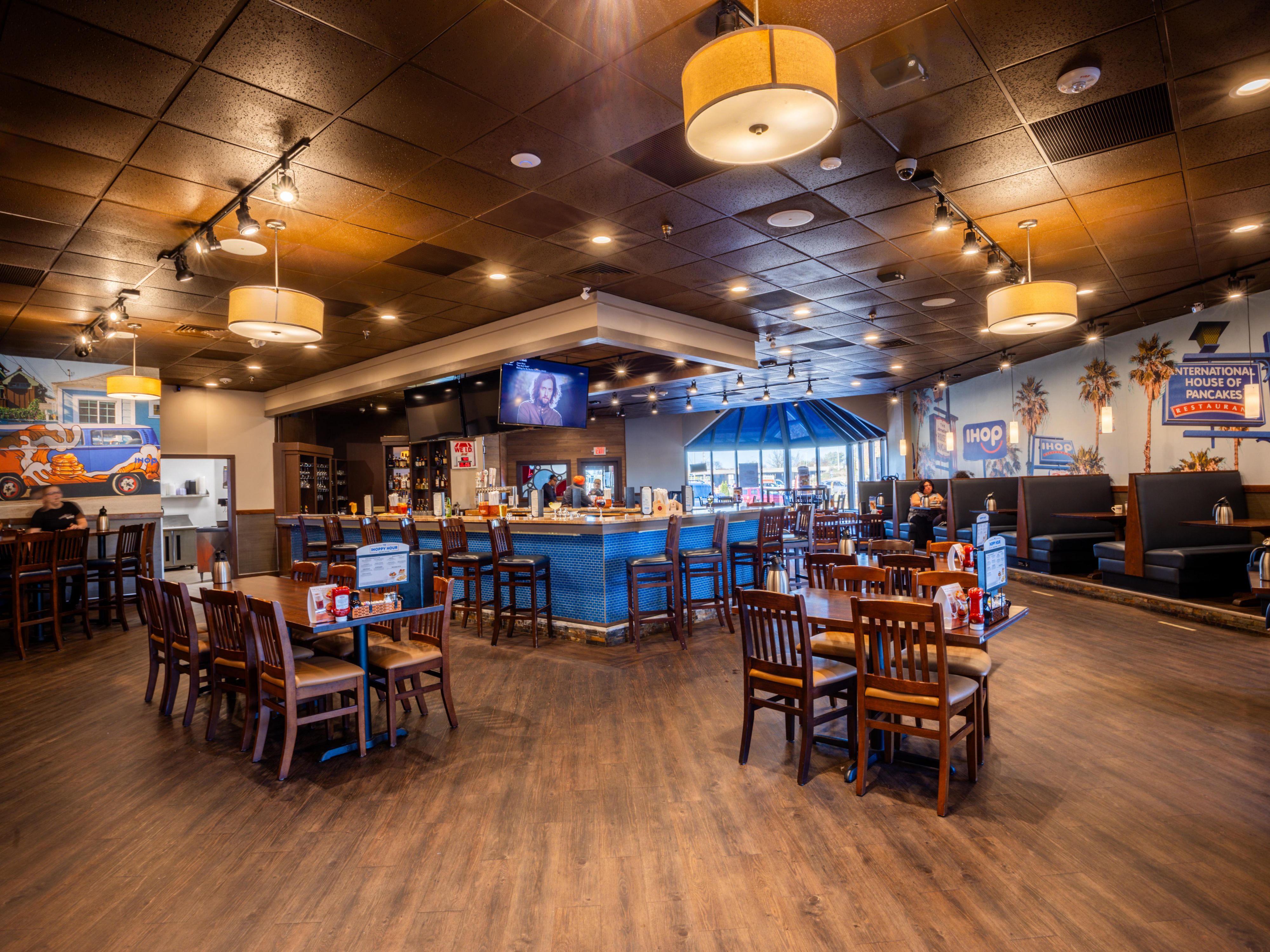 Enjoy convenient dining at our new  Dual Branded Applebee’s and IHOP restaurant and bar. Serving a wide range of hearty meals to satisfy your cravings without needing to leave the comfort of the hotel, our dual Applebee's and IHOP is open for breakfast, lunch, and dinner. 