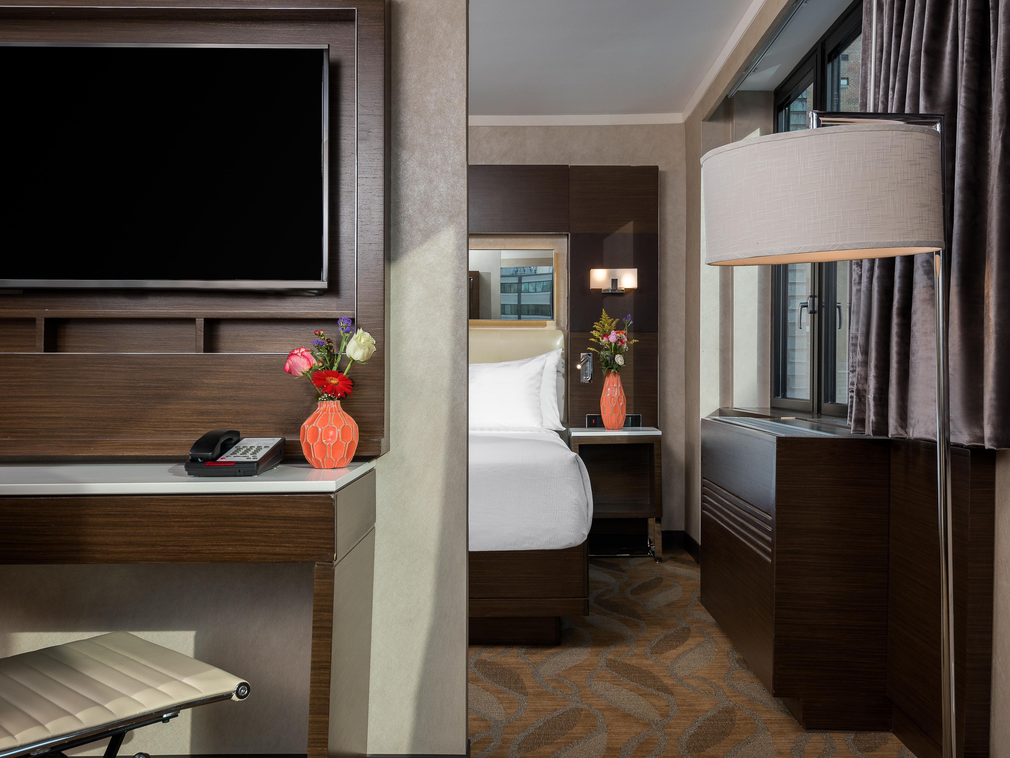 Book one of our suites today and enjoy extra space. Our top floor suite boasts views of the Brooklyn Skyline. 