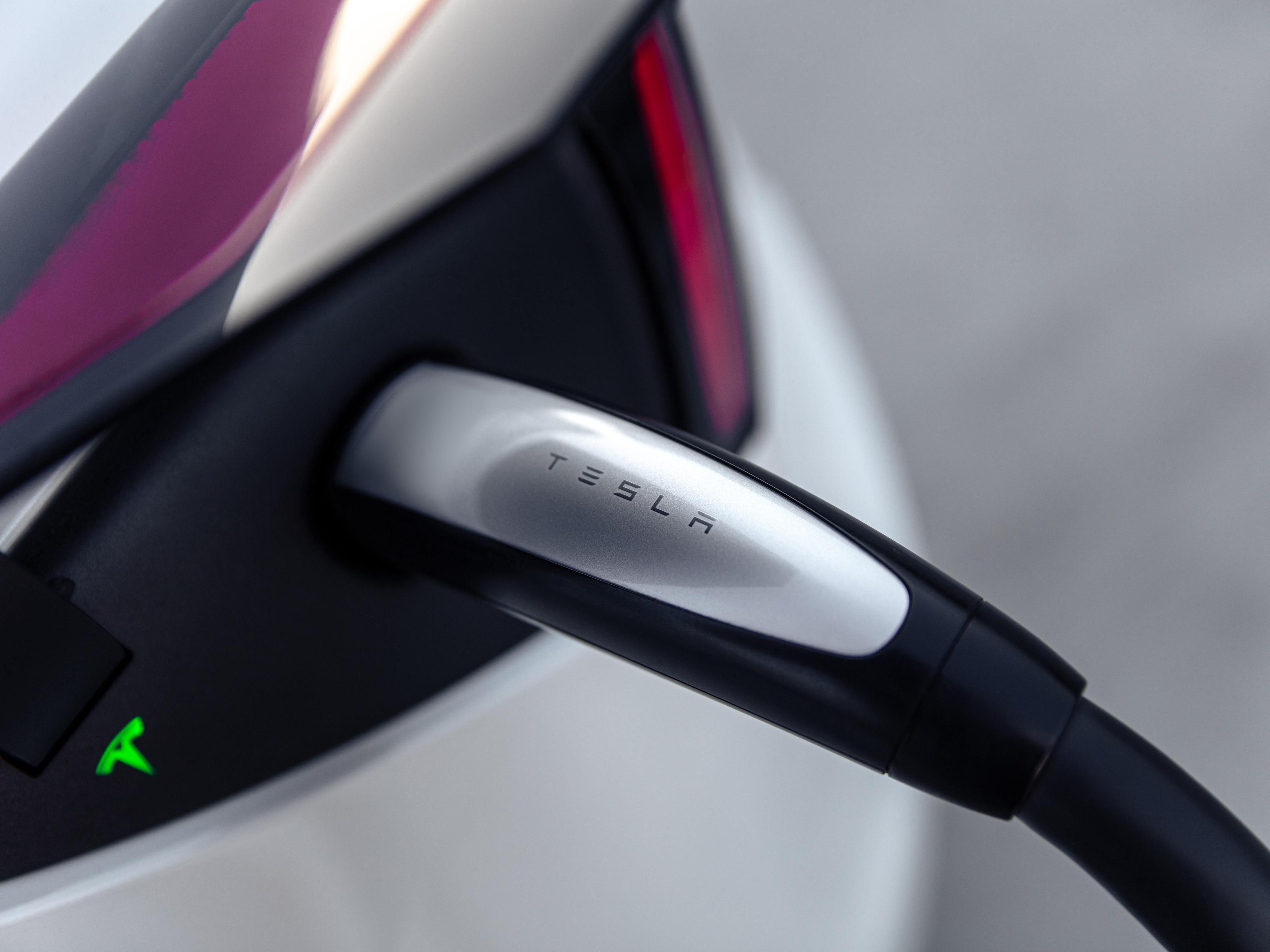 Accessible to all electric cars, our 16 brand new Tesla superchargers are now fully operational! Located near Brussels Airport and the Ring, our strategic location will allow all electric car drivers to enjoy a smooth experience during their long-distance travels