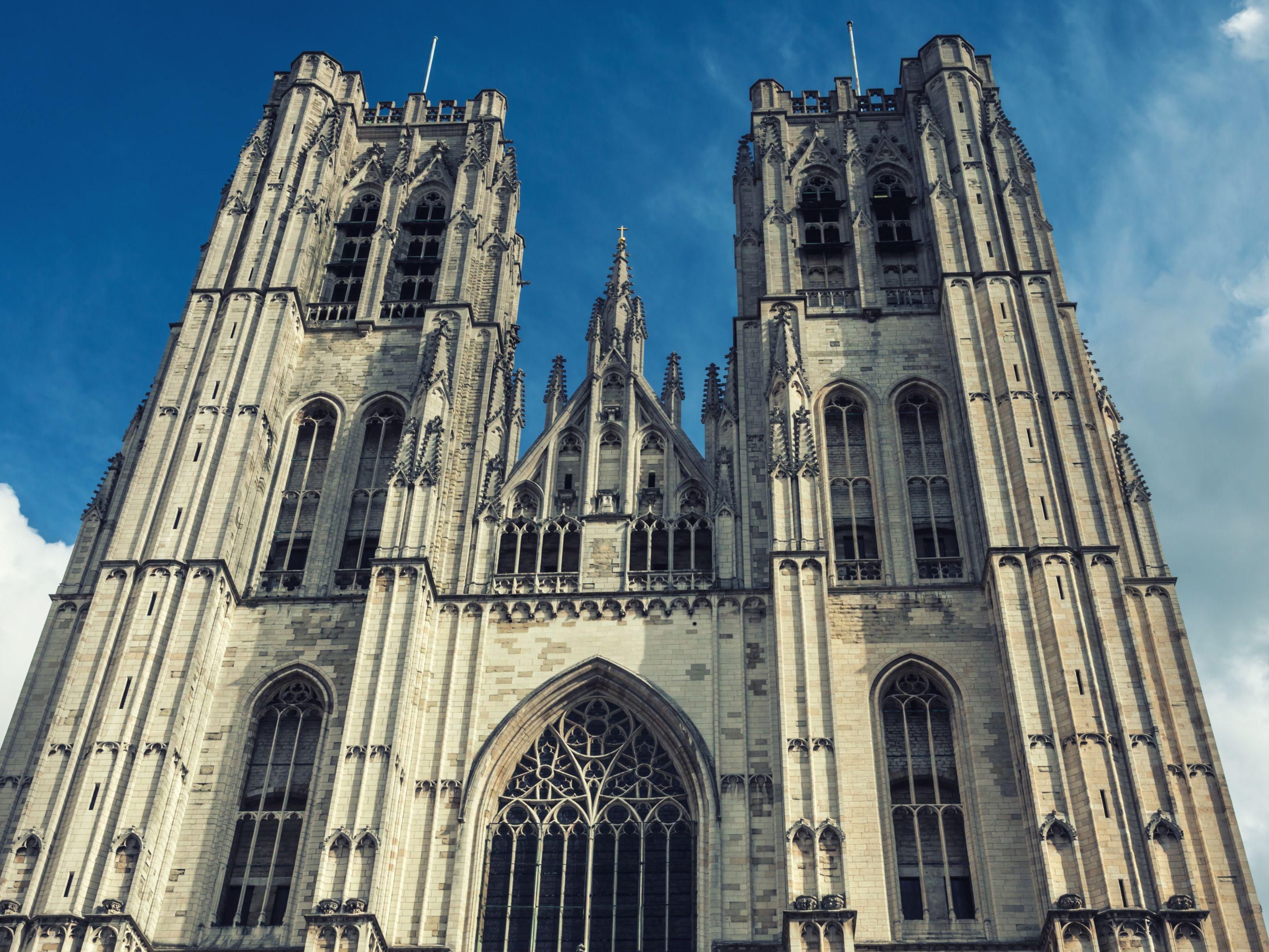 St Michael and St Gudula Cathedral in Brussels is an impressive Gothic-style church from the 13th century. It has a nave no less than 124 metres long and the two towers in front are both 64 metres high. The interior of the cathedral is bright and less gloomy than most cathedrals, thanks to the gurtan stone which is very light.