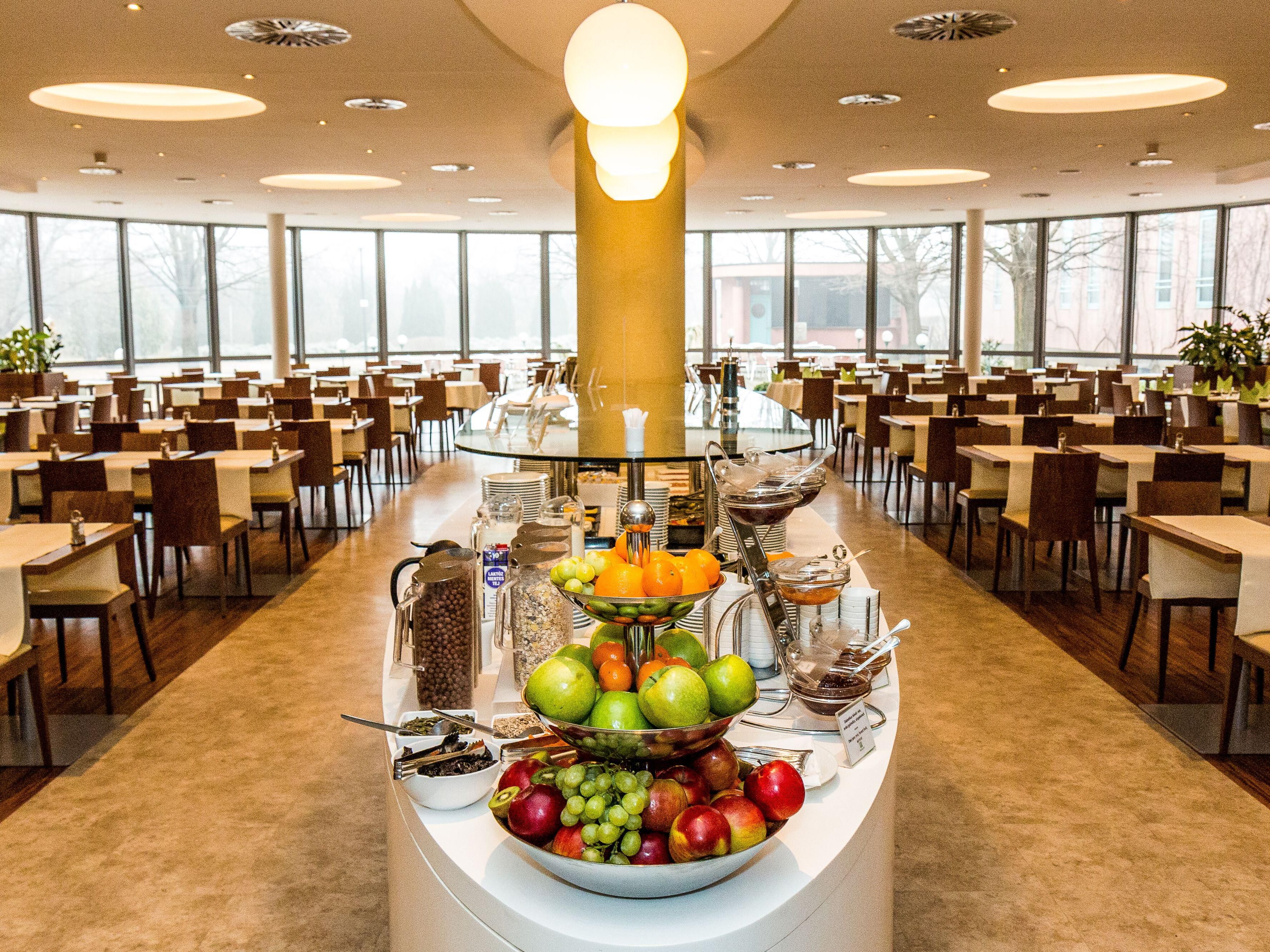 The Culinary Art Restaurant welcomes guests with a rich buffet breakfast, including a selection of hot and cold dishes and beverages, meeting the high standards of Holiday Inn. During the day, you can choose from our à la carte menu, which features classic dishes, sandwiches, burgers, and lighter options as well.
