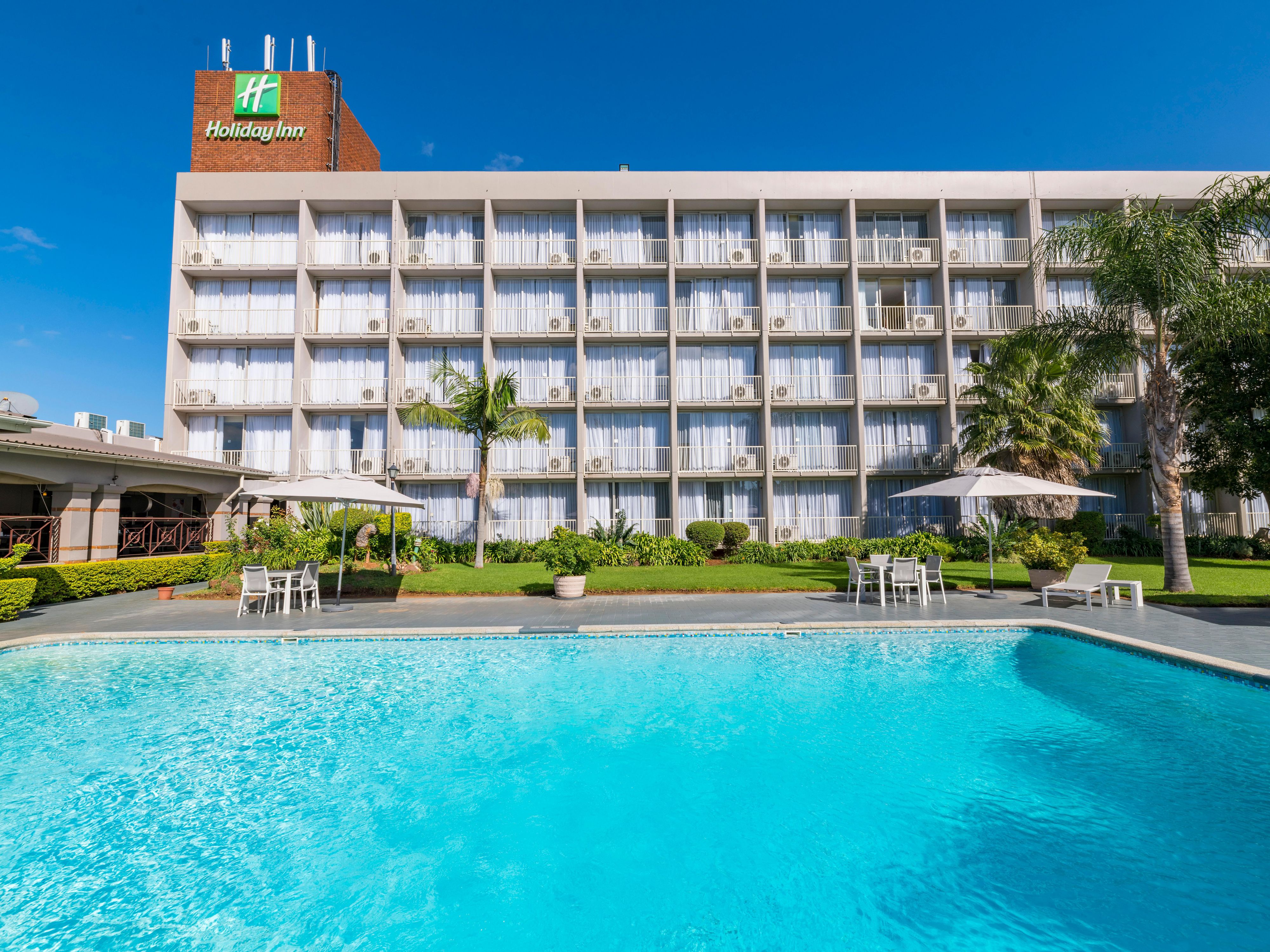 Relax by our inviting pool, where you can unwind in a serene atmosphere. Enjoy refreshing drinks and light snacks from our poolside service, perfect for a day of leisure.