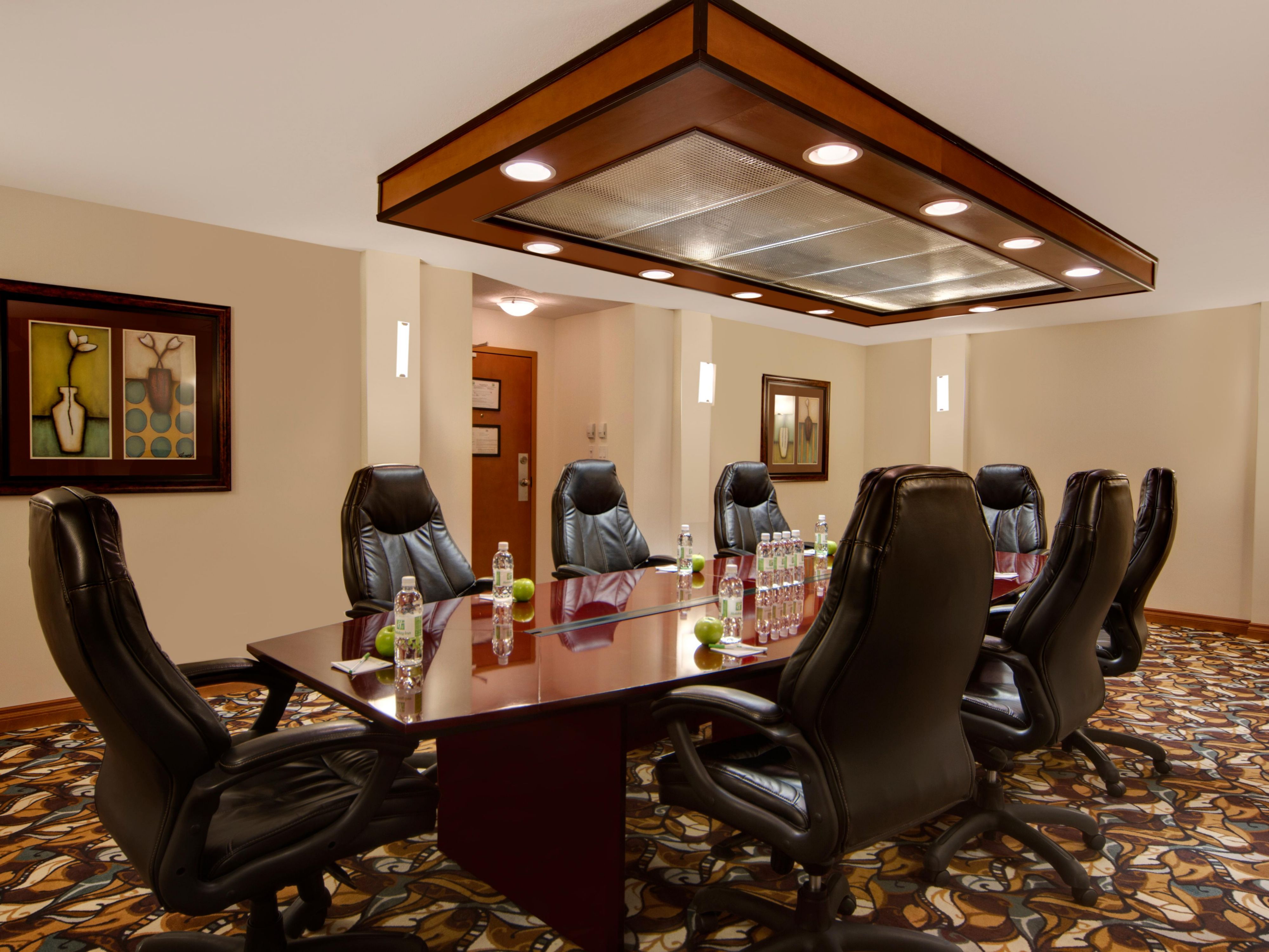 The Holiday Inn Calgary Airport's 2545 sq. ft. of meeting space with conference and catering services is sure to meet your needs.