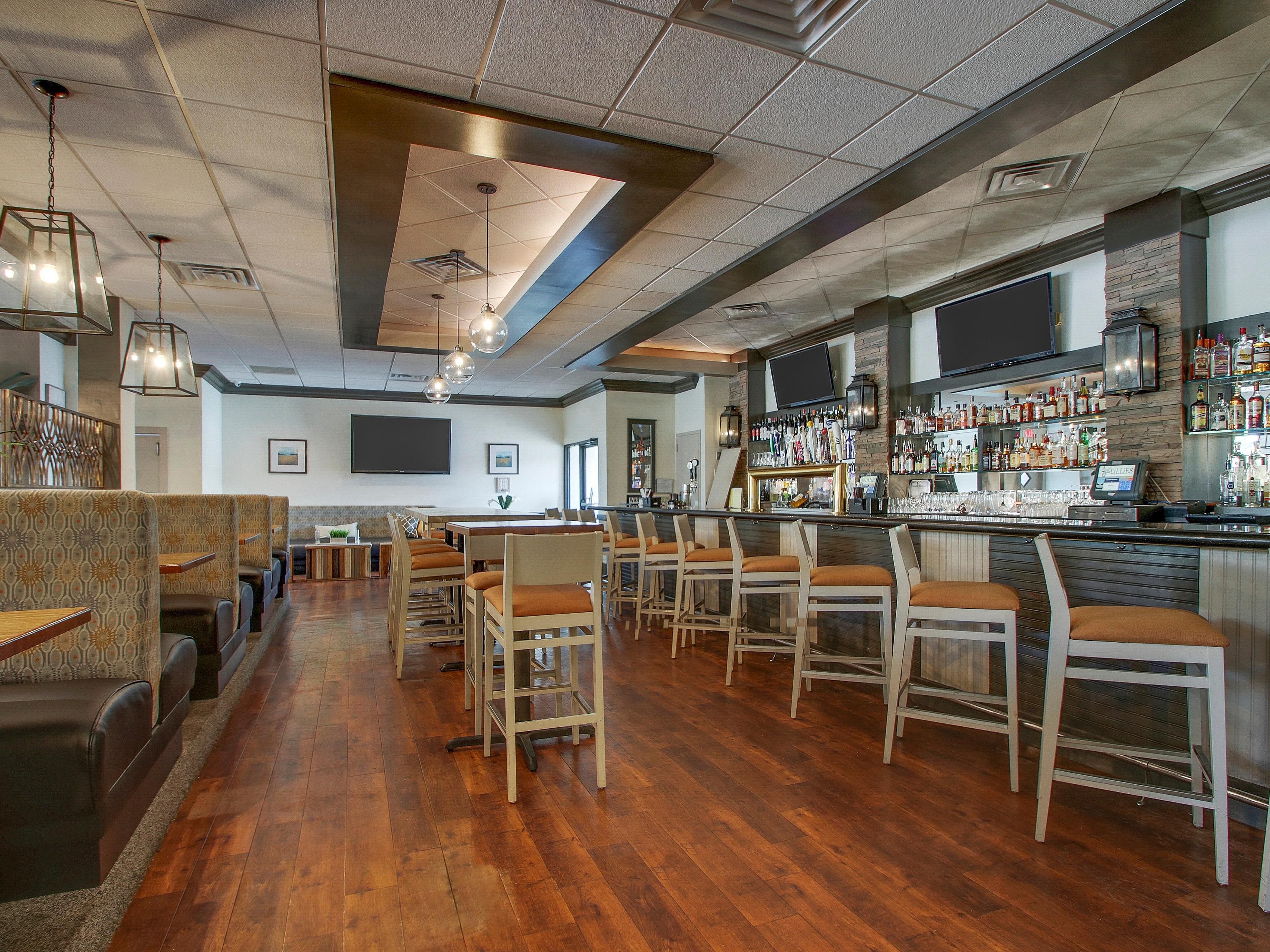 Our on-property restaurant and bar, The Royale, features a full-service concept, blending Indian-American cuisine with an array of flavorful dishes. Enjoy a variety of appetizers, entrees, and desserts alongside a full bar menu, all served in a welcoming and contemporary atmosphere.