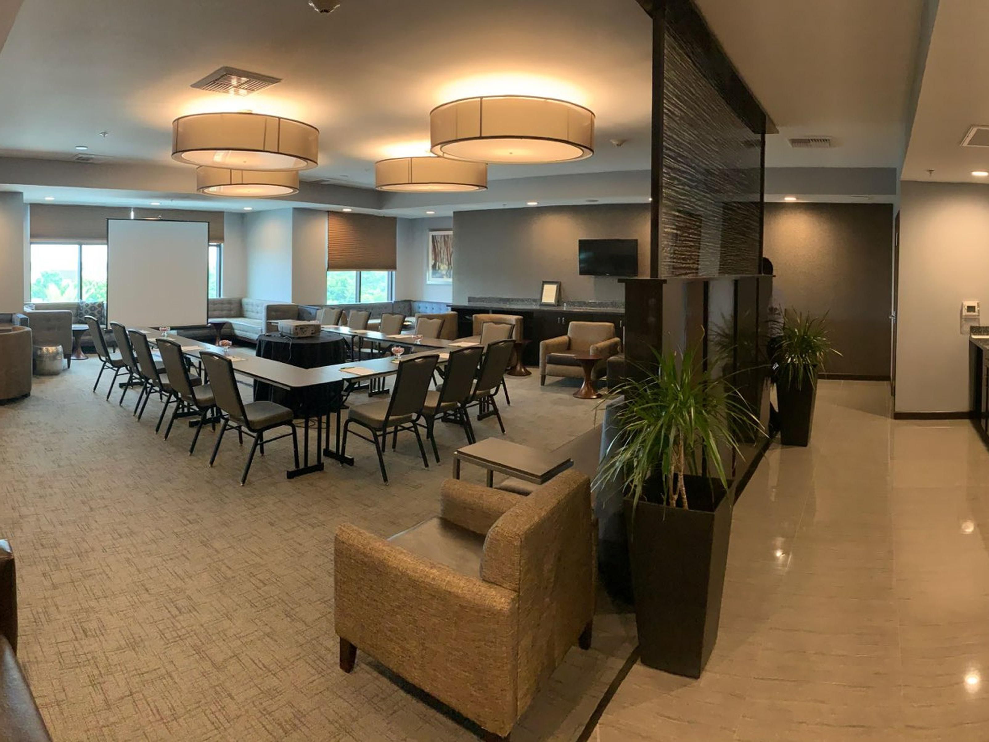 Host your meeting in the Executive Lounge, a stunning 3rd-floor venue with natural light, room-darkening drapes for presentations, and inspiring views of the Pacific Ocean. This space is perfect for gatherings of up to 40 guests where productivity meets Southern California’s coastal beauty.