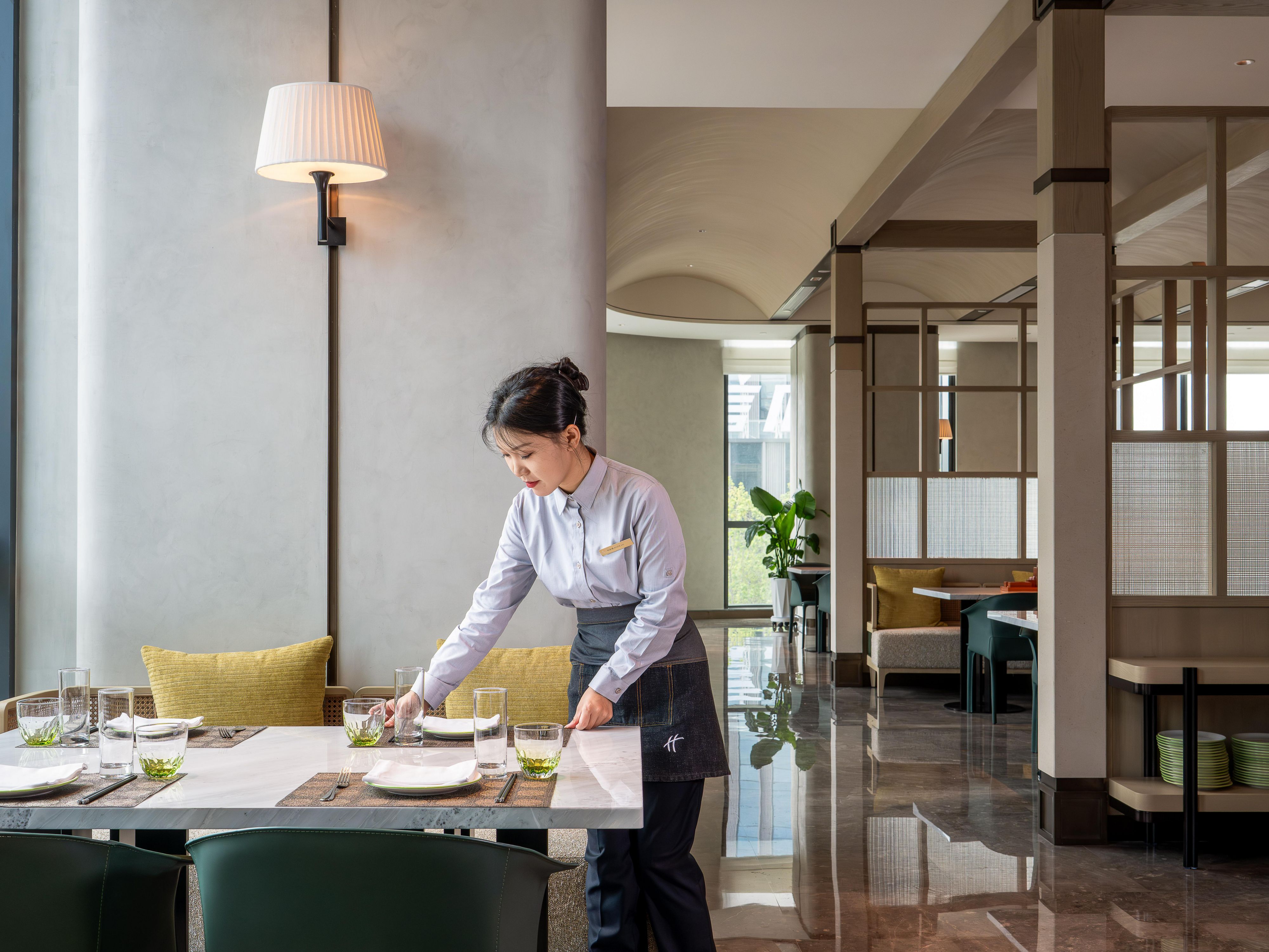 容全日餐厅提供健康丰盛的自助早餐以及精心烹饪的零点菜肴供宾客享用，宽敞明亮的用餐空间、卓越优秀的餐饮服务、中西式寰宇美食，打造高品质用餐体验。