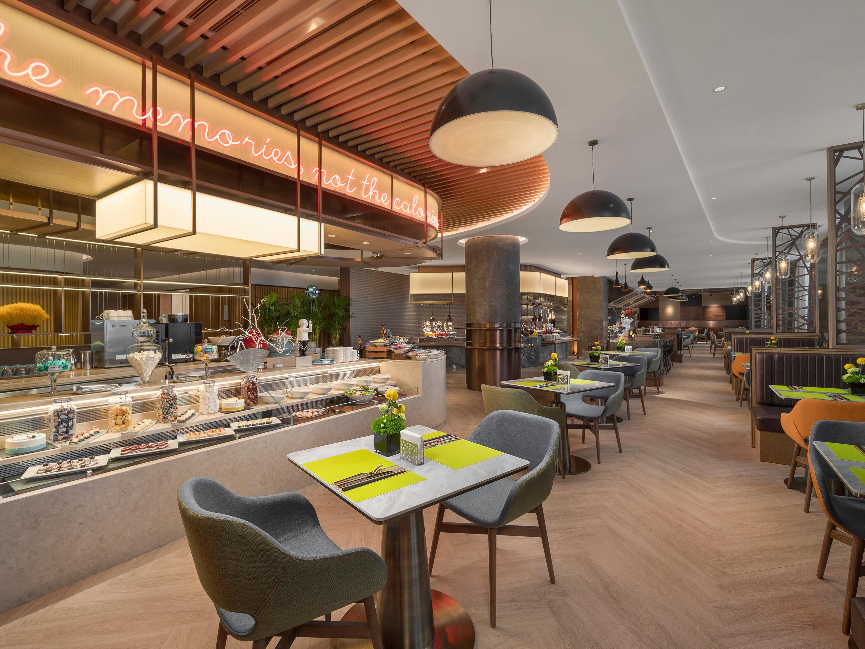 Hi Bowl All Day Dining will provide you with a healthy and rich buffet breakfast and meticulously-made order dishes. Guests can enjoy quality food without leaving the hotel. The retro fun dining car at the entrance of the restaurant adds fun to your dining atmosphere.