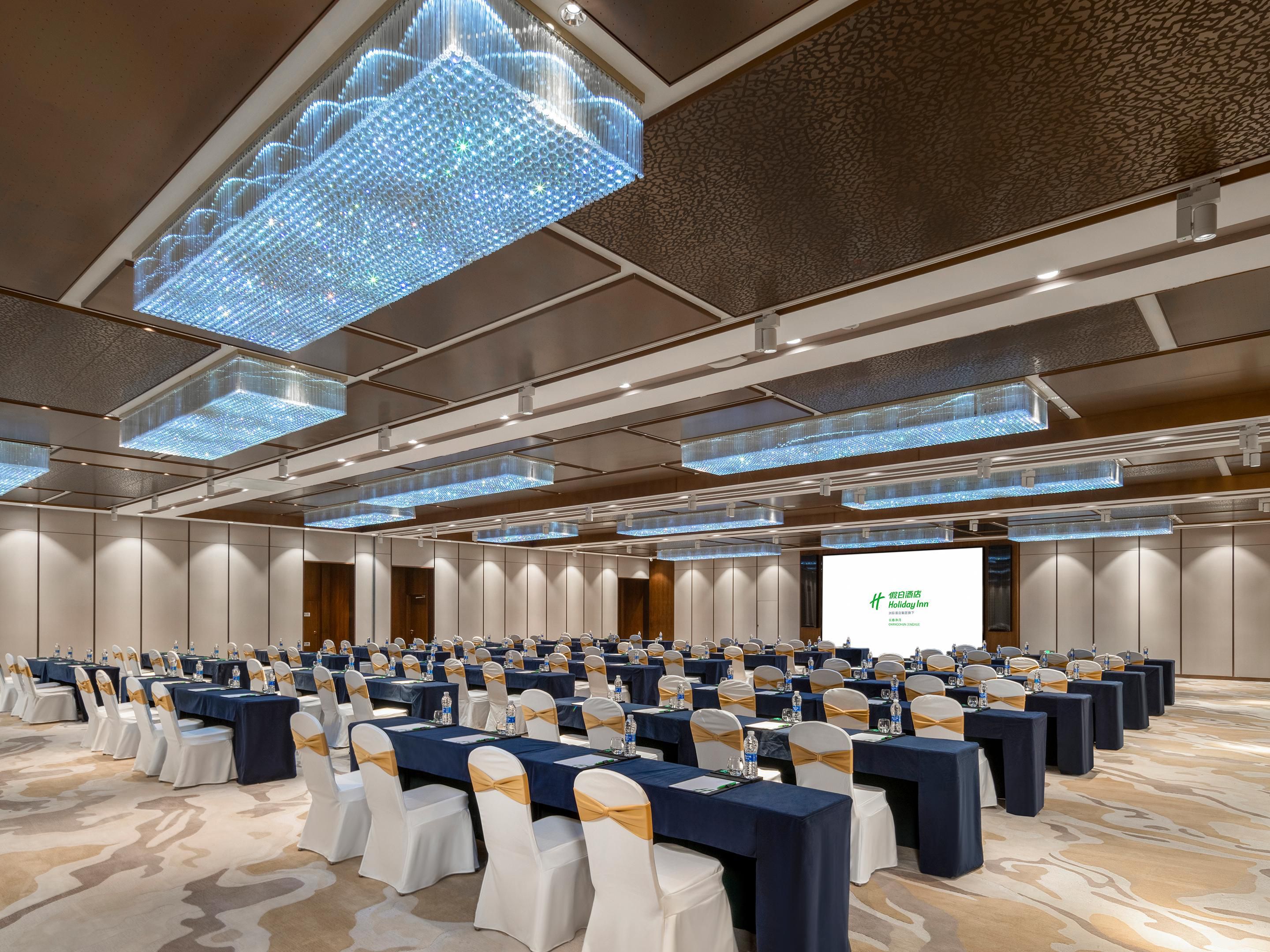 The hotel has a standalone banquet center with a total of 10 meeting rooms, among which the largest banquet hall can accommodate up to 1,200 people. For a grand pre-dinner cocktail or business need, the hotel's professional catering and banqueting team will provide a bespoke and personalized service.