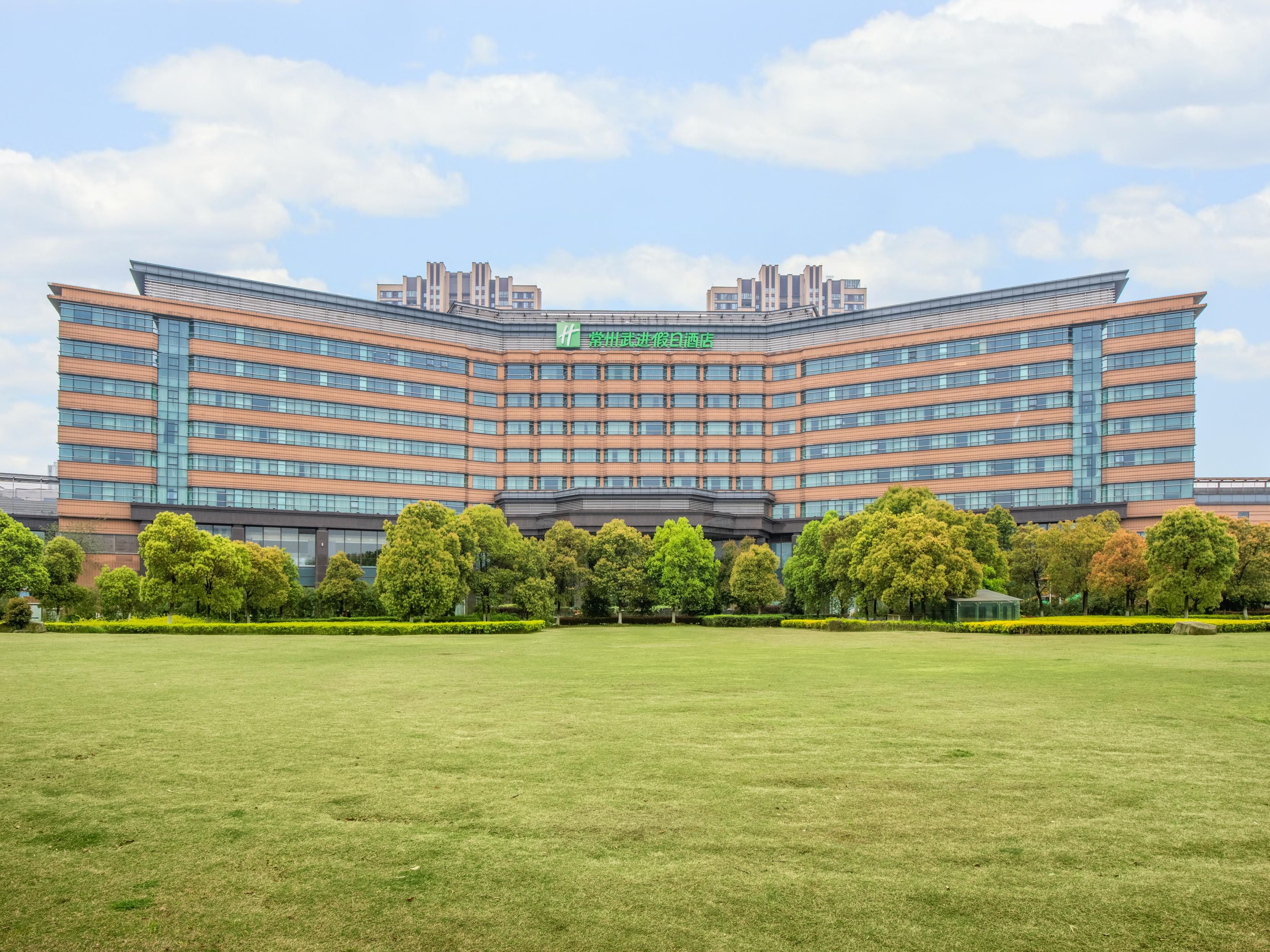 The 30,000-square-meter backyard garden with a wide view can be used for romantic lawn weddings or as a venue for team development.