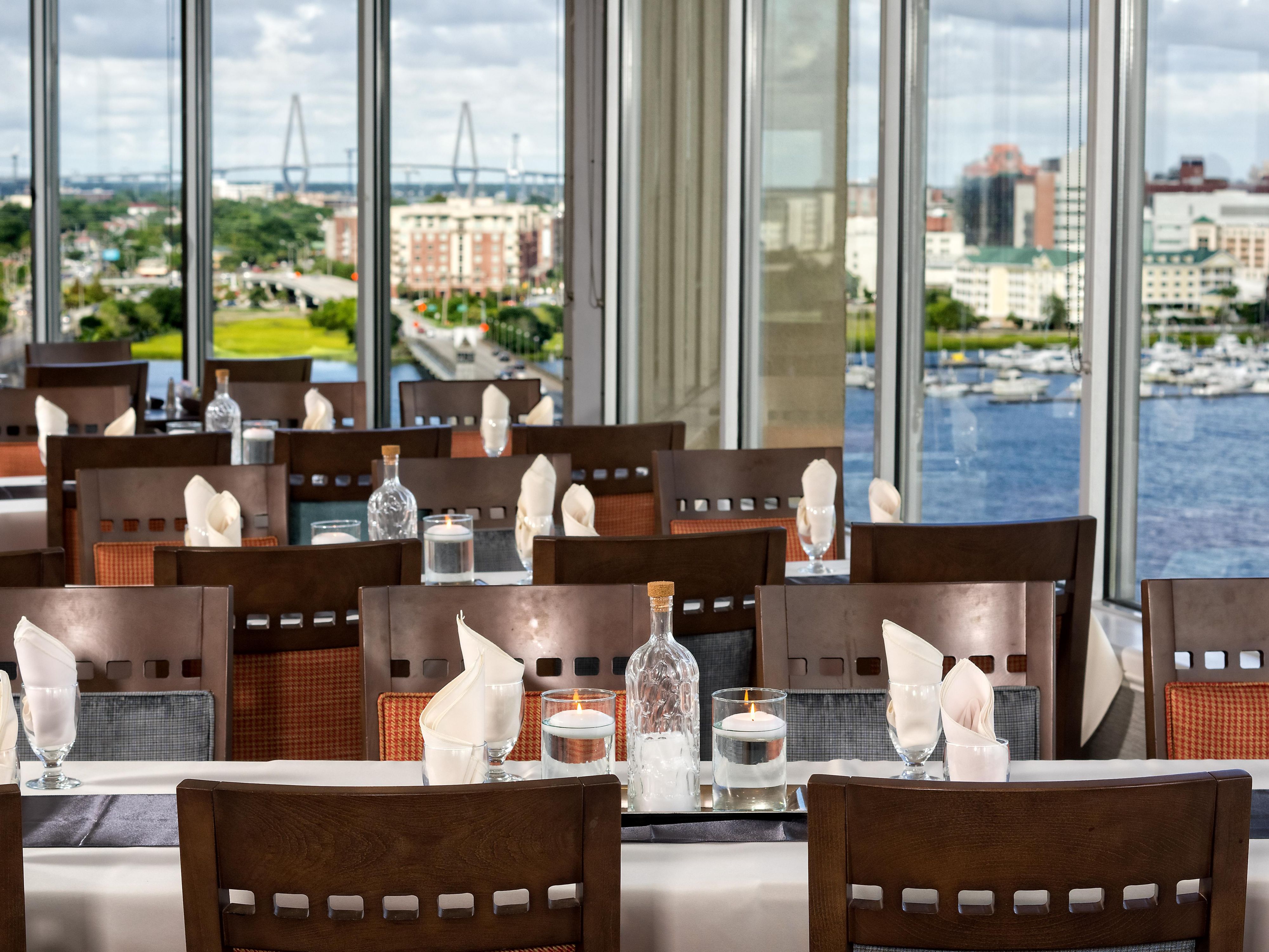 Experience the breakfast buffet at Harborview Restaurant and Lounge, situated on the 14th floor of our hotel. Enjoy the delectable American cuisine and skillfully mixed cocktails while admiring the breathtaking views of Charleston Harbor, Downtown Charleston, and the serene Ashley River.