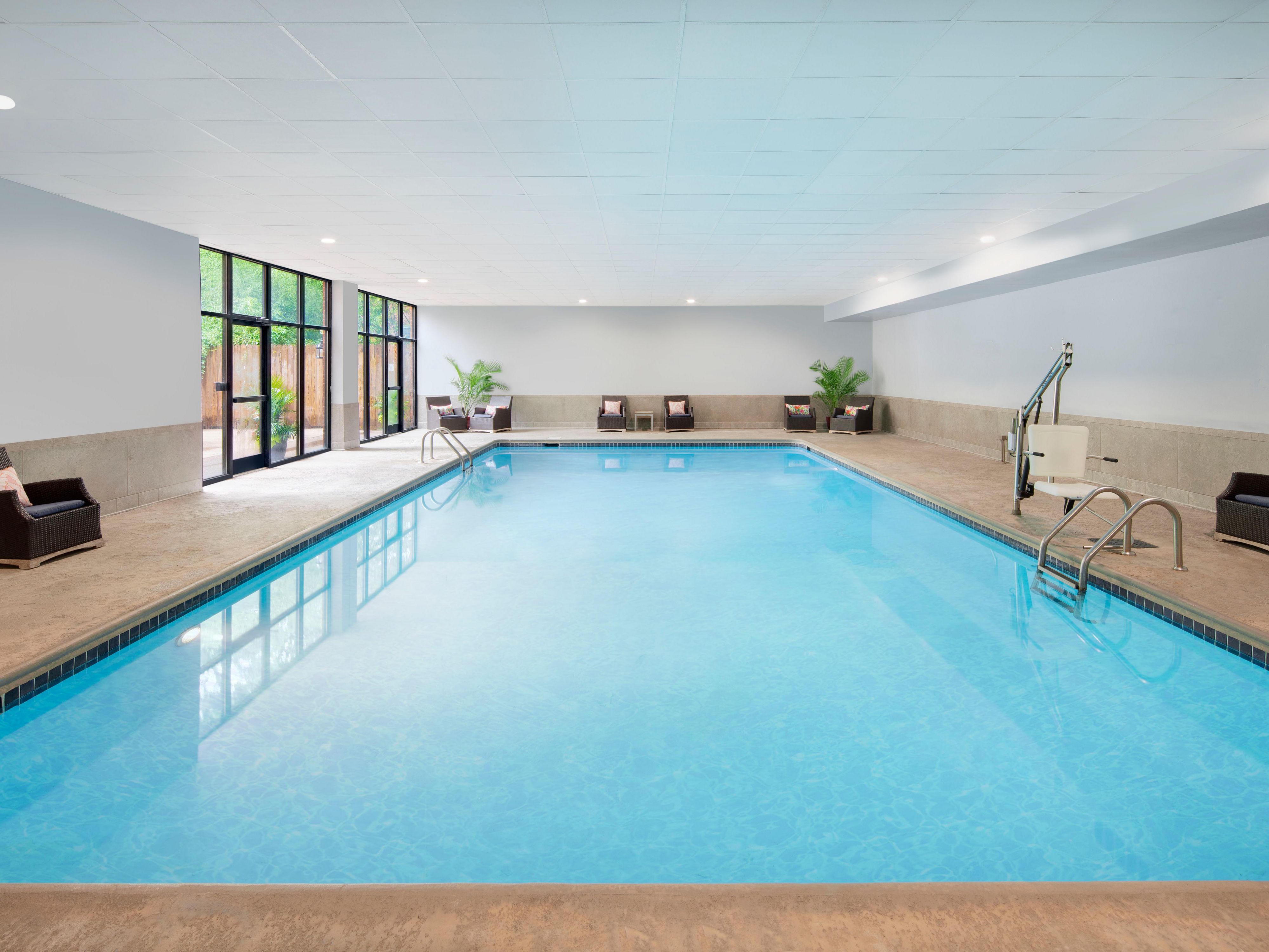 Beautiful Newly resurfaced pool located on the 2nd floor!! 