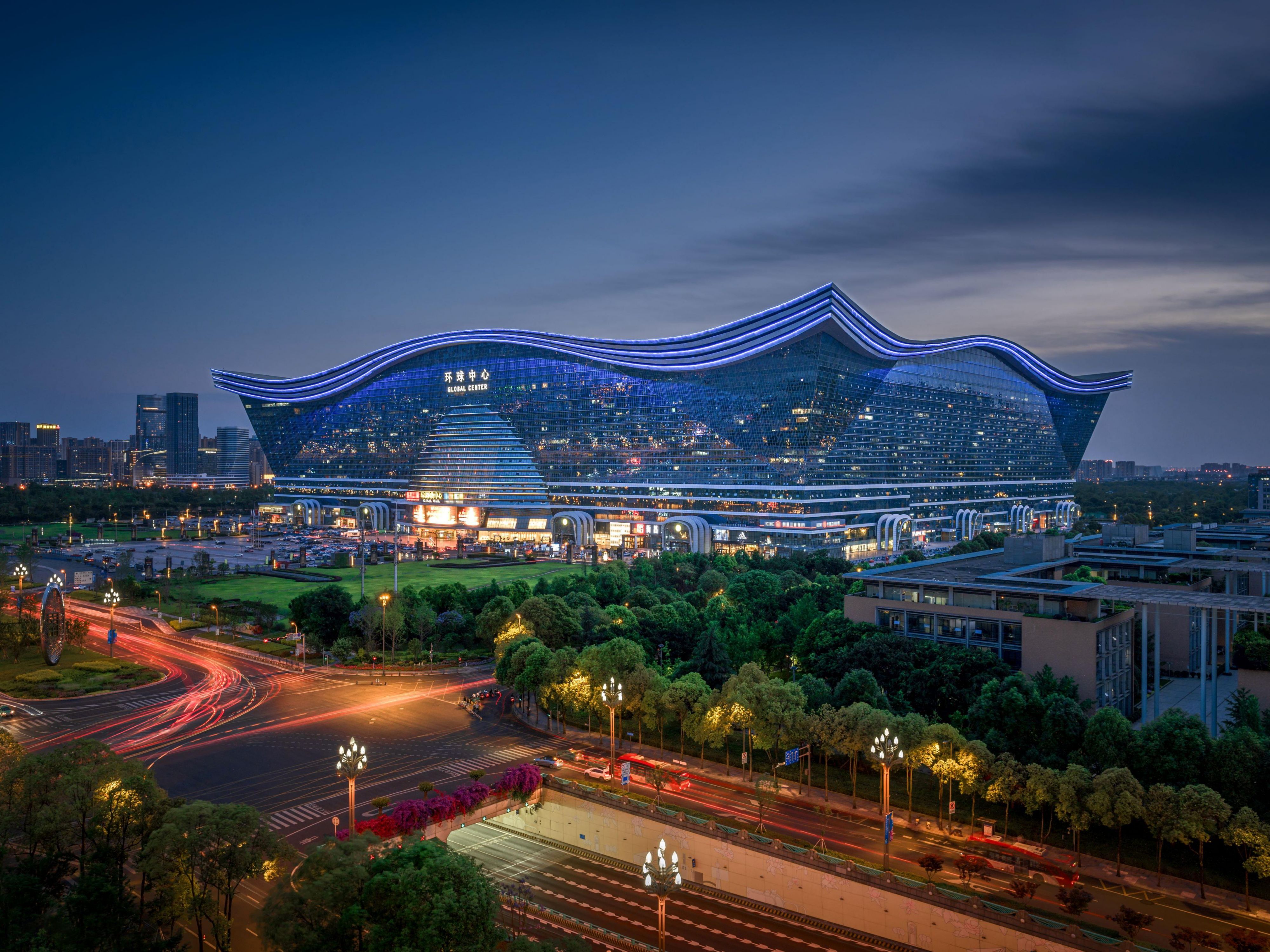 Chengdu Global Center, one of the world's largest freestanding buildings, integrates shopping, entertainment, hotels, exhibitions, and offices. Featuring an indoor ‘Ocean Paradise’ and contemporary architectural design, it is a landmark complex in Chengdu.