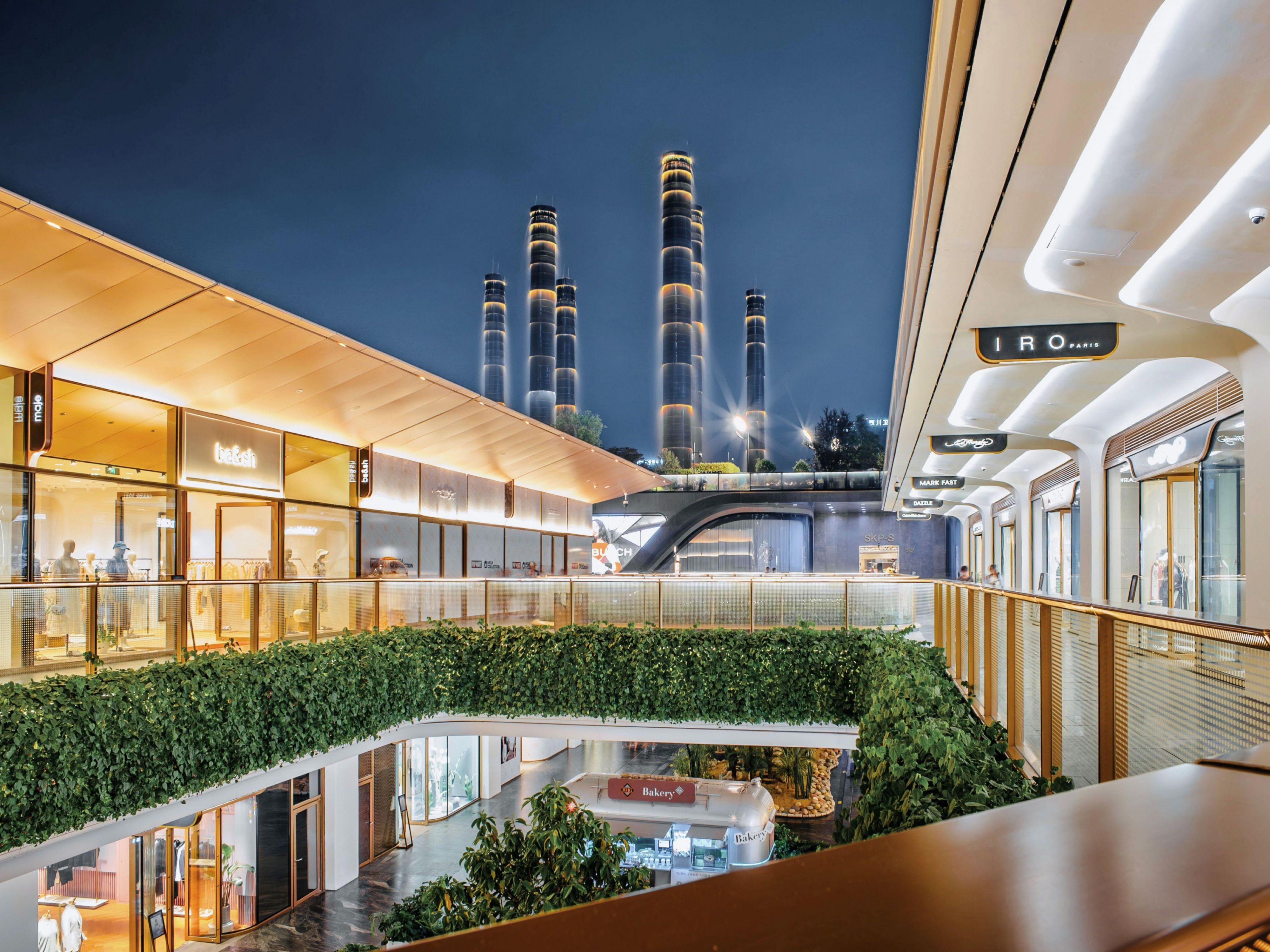 成都SKP位于交子大道商圈核心区，地铁18号线锦城广场东站附近，占地面积190亩，总建筑面积34.4万平方米，引入1000多个知名百货品牌，全力构建高端时尚的多元消费场景，满足人民美好生活需要，地面为公园景观层，下沉建筑部分共五层，是亚洲最大的下沉式建筑。