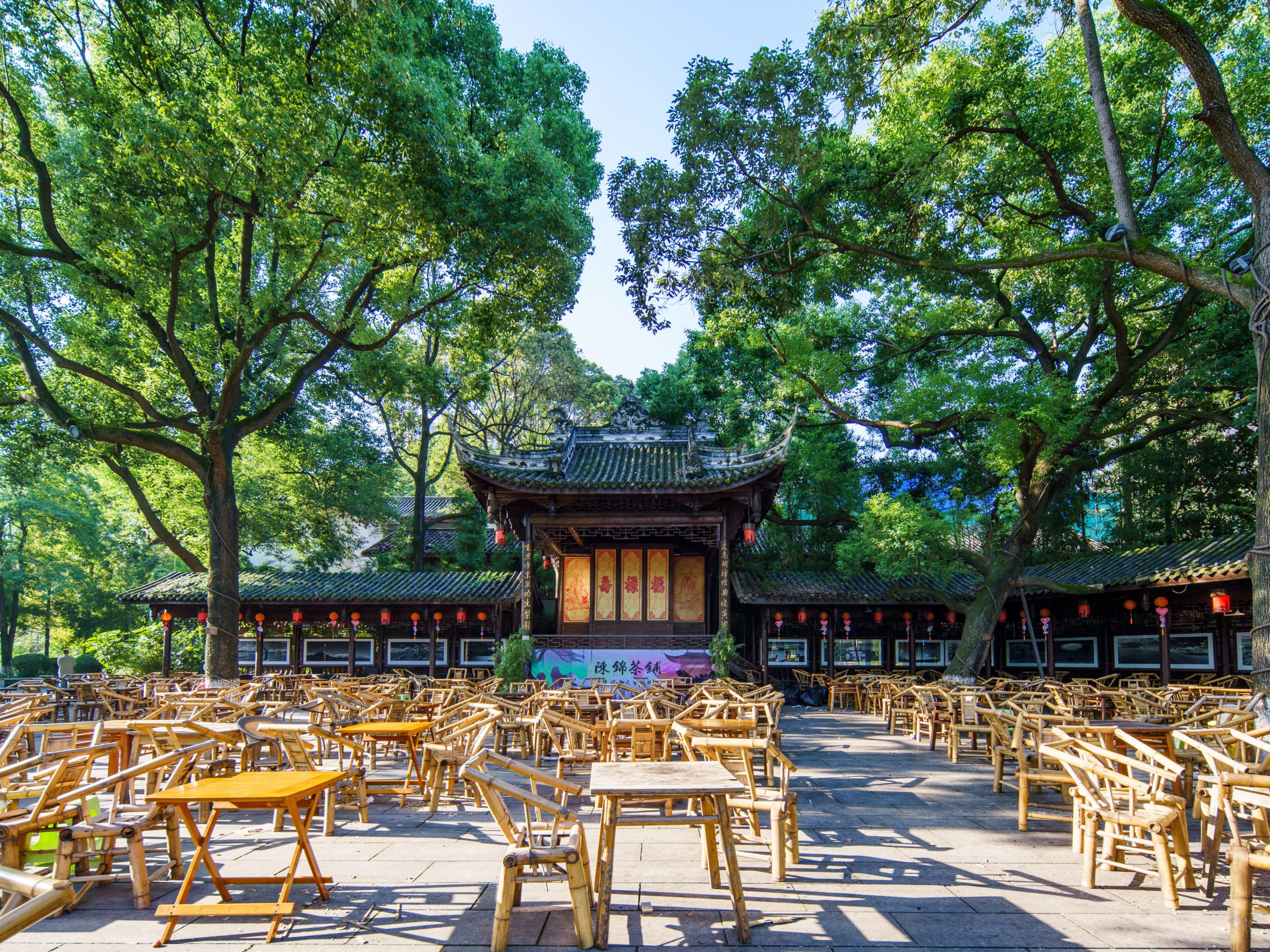 铁像寺位于成都高新区，始建于明代。现周边打造为“铁像寺水街”，融合川西民居风格与现代商业，集文化、休闲、美食于一体，是成都“天府文化”的沉浸式体验地标之一。
