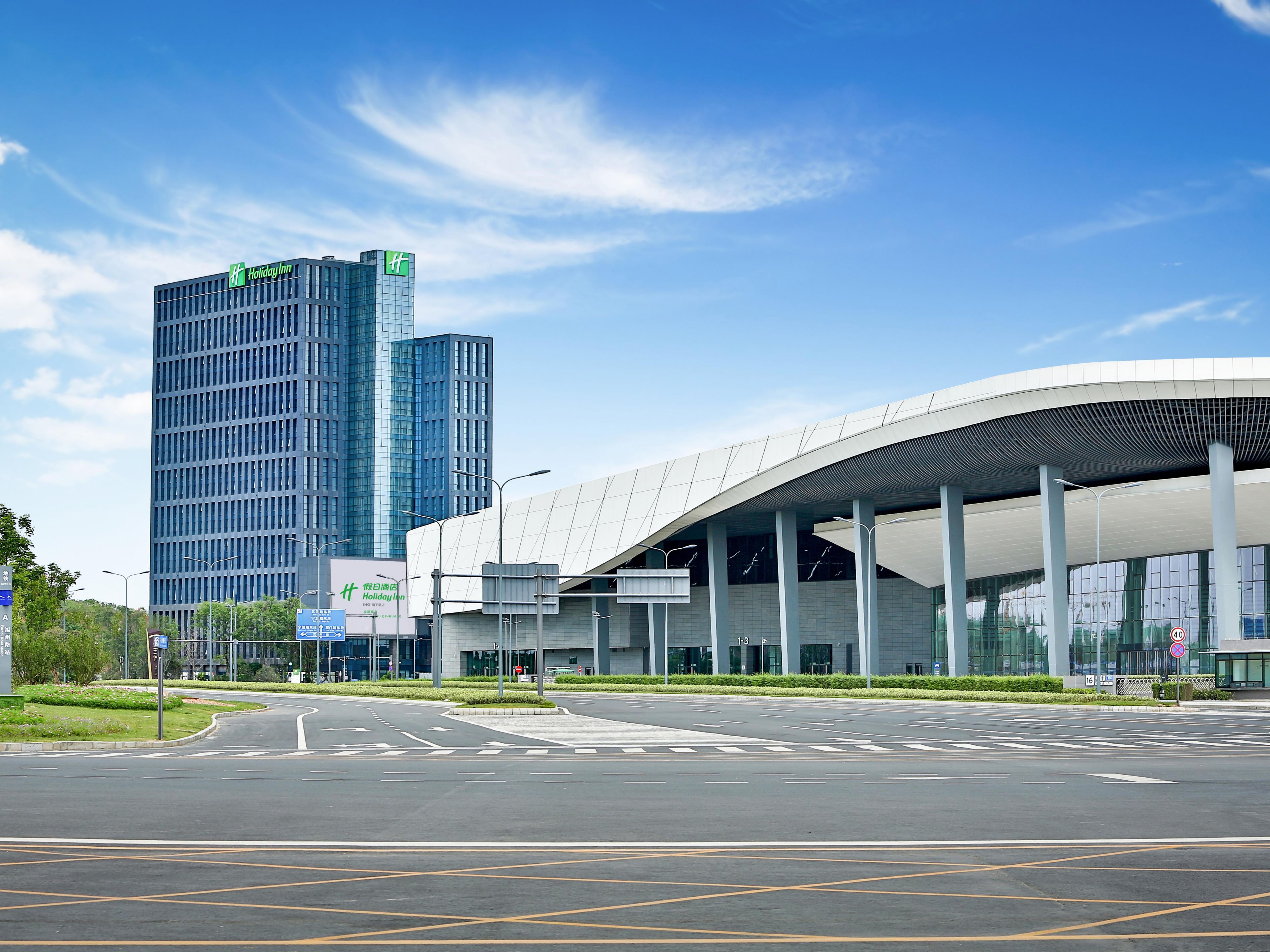 The hotel is near the Xibocheng Subway Station and Tianfu Business District Subway Station, served by Subway Lines 1, 6, 18, and 19. It provides direct access to Tianfu Airport, Shuangliu Airport, Tianfu Square, and Chunxi Road.