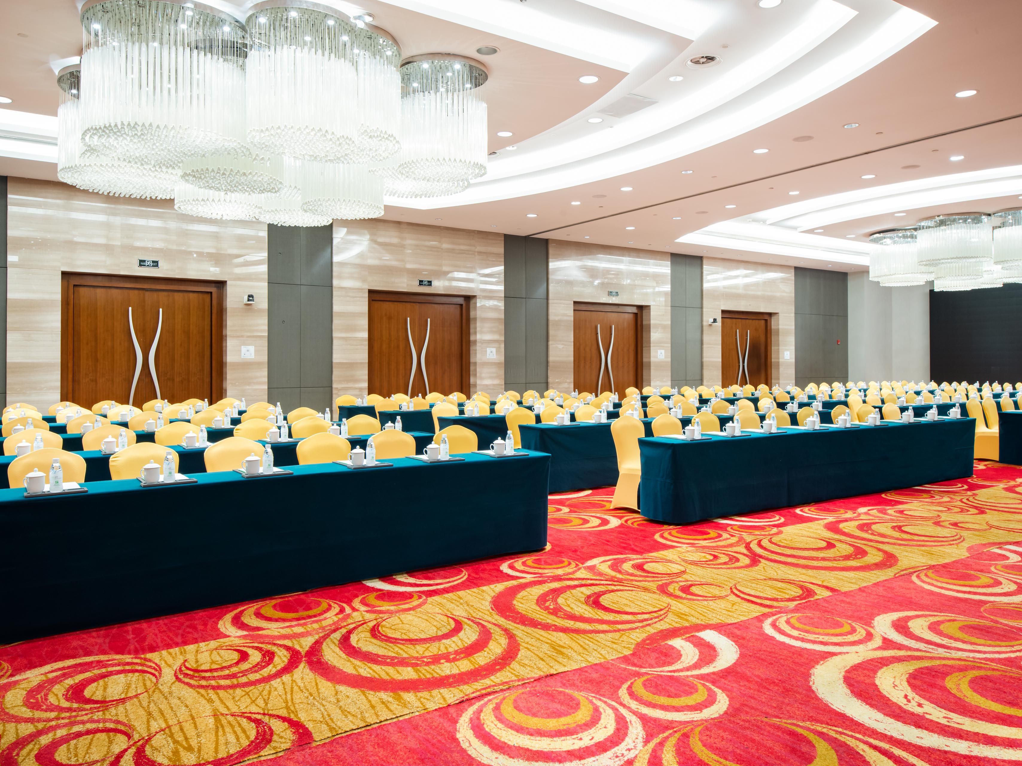 Our offers excellent options for all types of events. 700 square meters Grand Ballroom accommodates as many as 800 people. It is available to meet guests' various needs. Our banquets team will customize our facilities according to your needs to ensure your successful meeting, intimate champagne reception or grand wedding dinner.