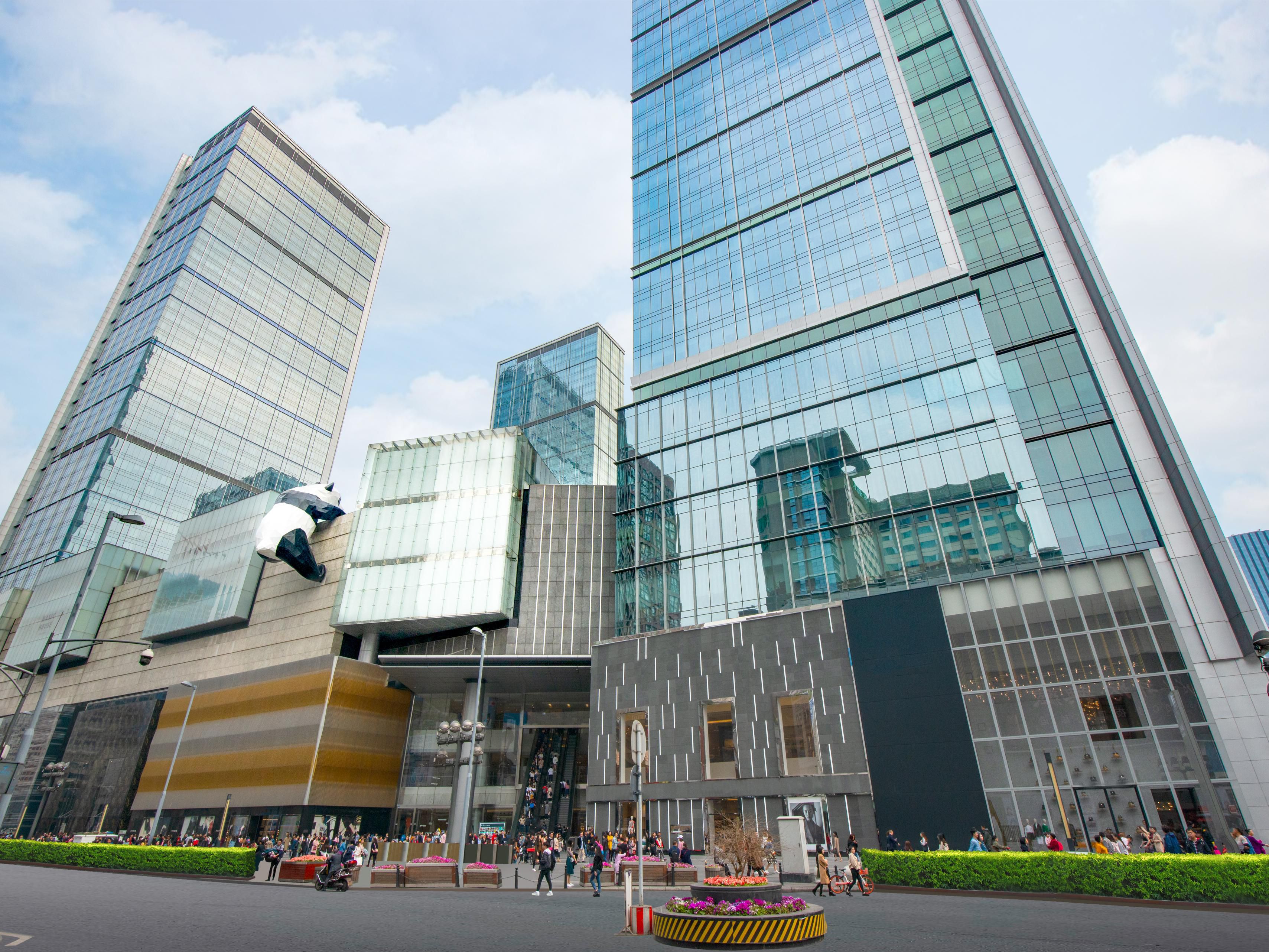 紧邻地铁2号线东门大桥站，步行十分钟即可到达春熙路太古里商圈，是您商务出行和休闲度假的理想选择。