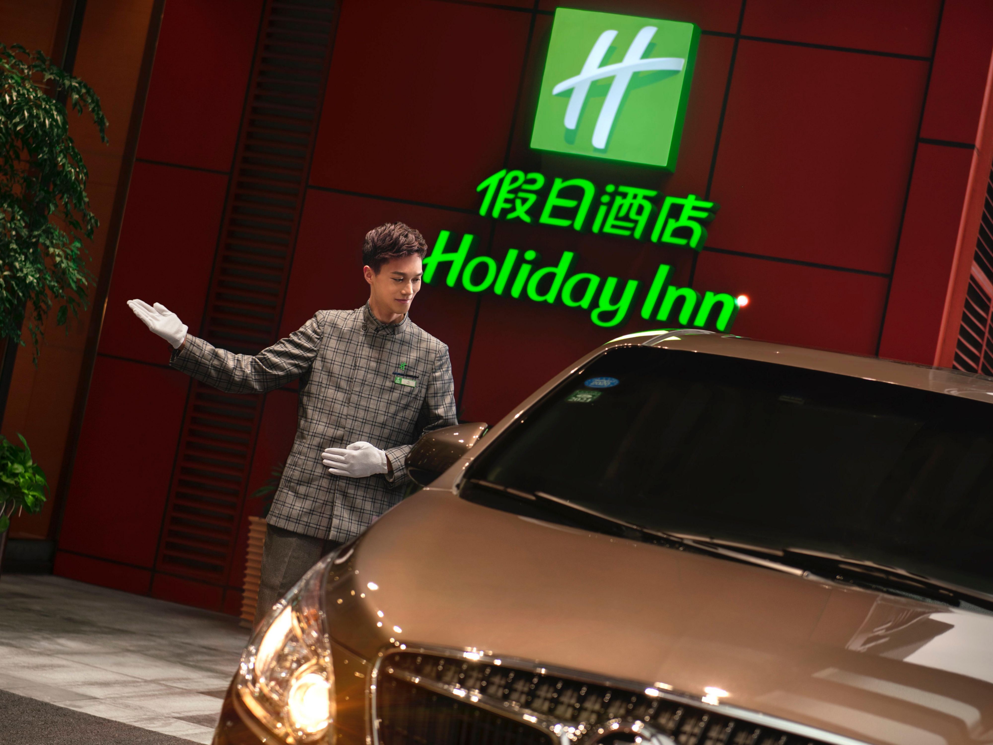 The hotel provides 24-hour free shuttle service between the hotel and Chengdu Shuangliu International Airport.